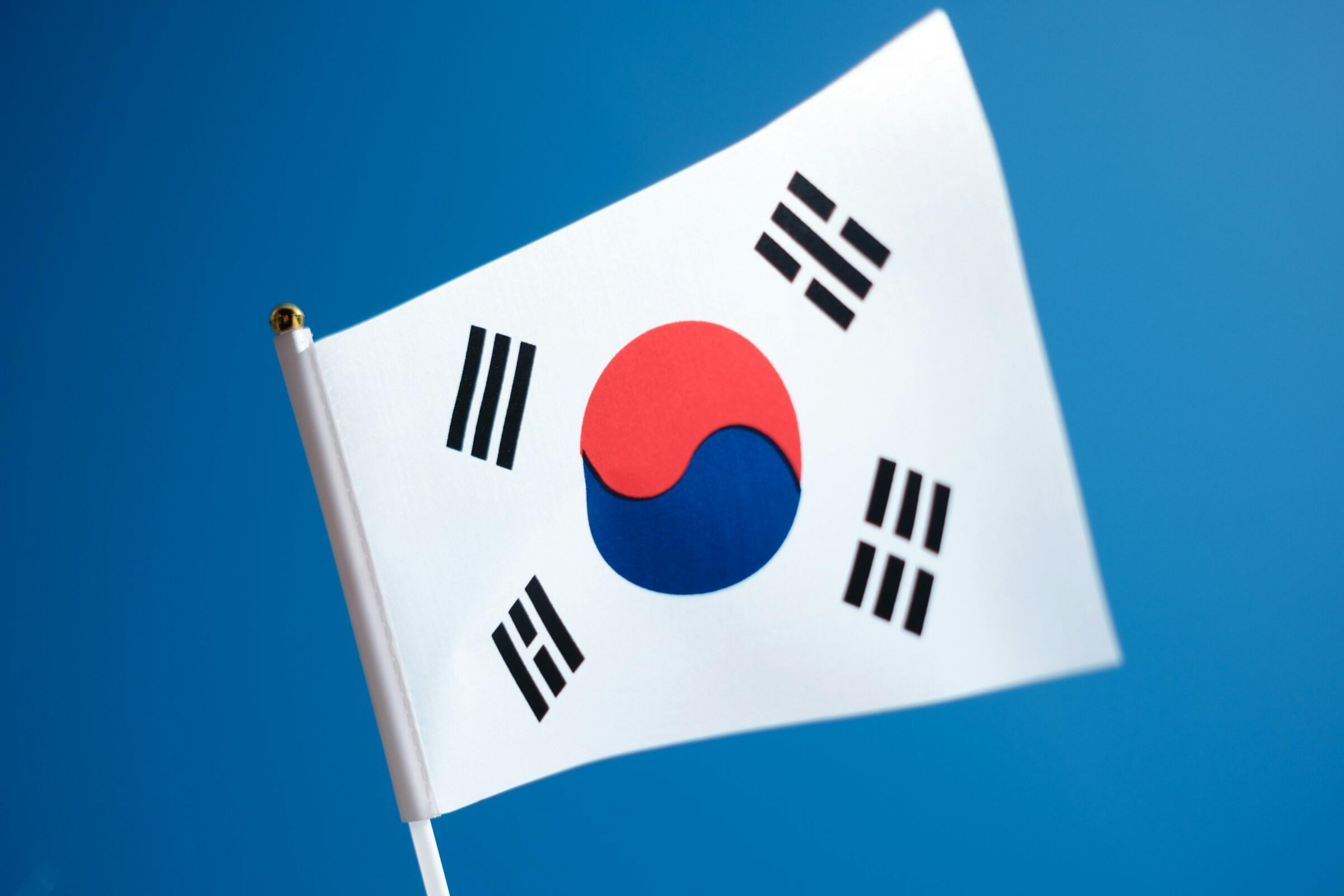 Etelä-Korean lippu sinisellä taustalla