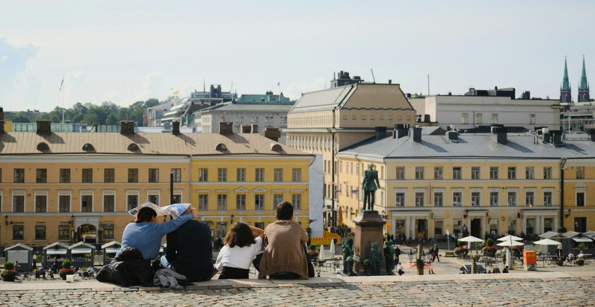 Ihmisiä istumassa ulkona portailla