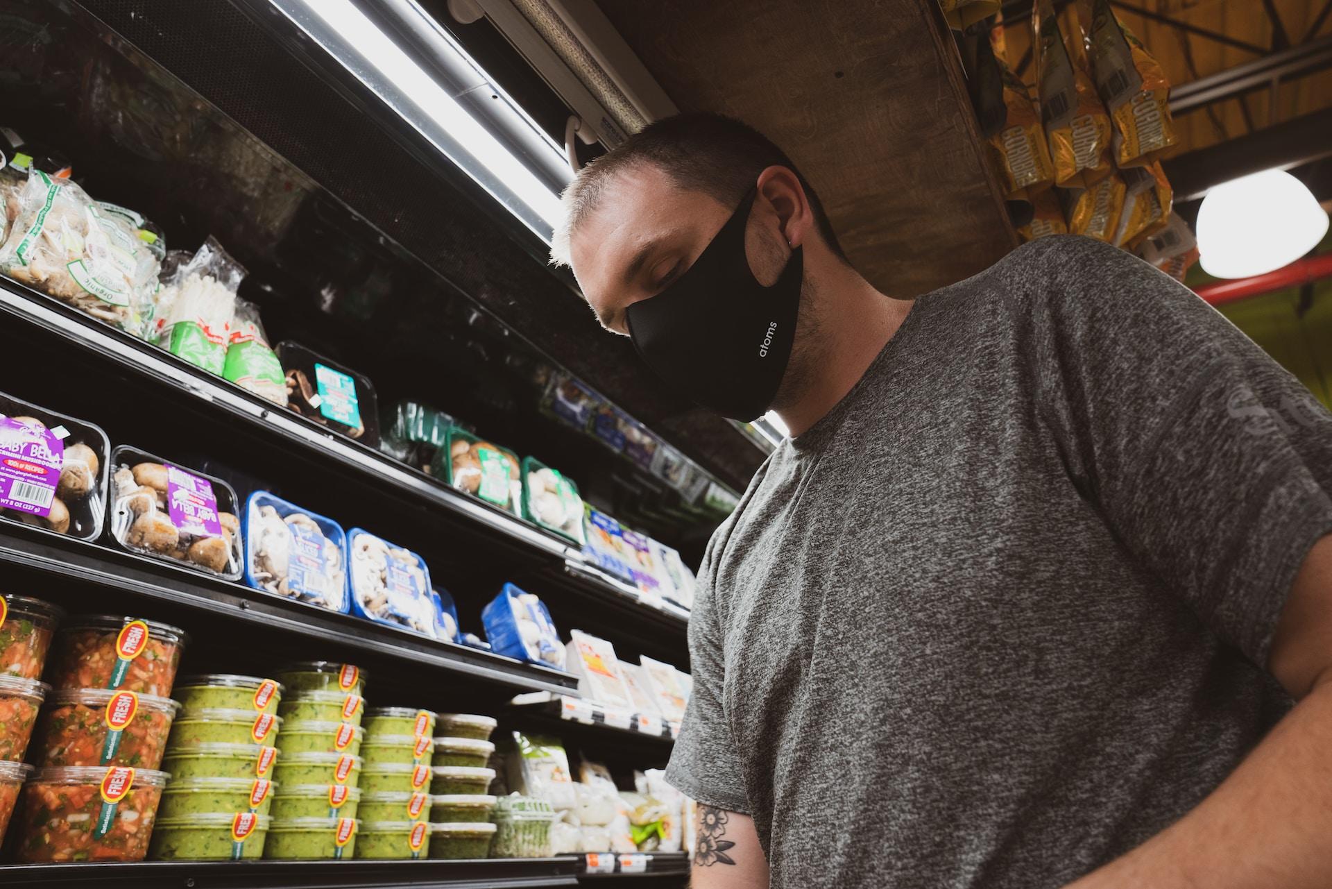 Man in Supermarkt
