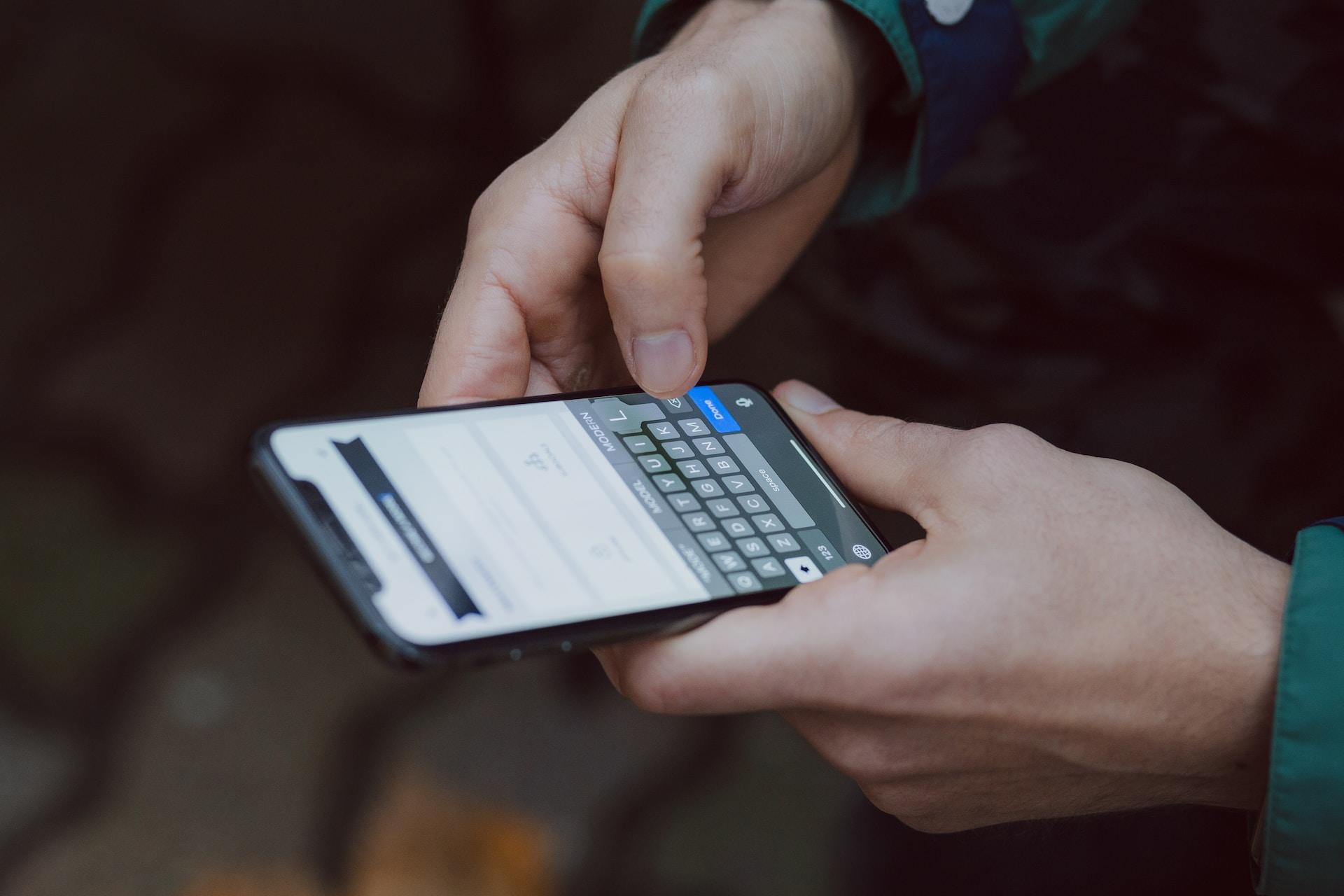Man gebruikt taal applicatie op telefoon