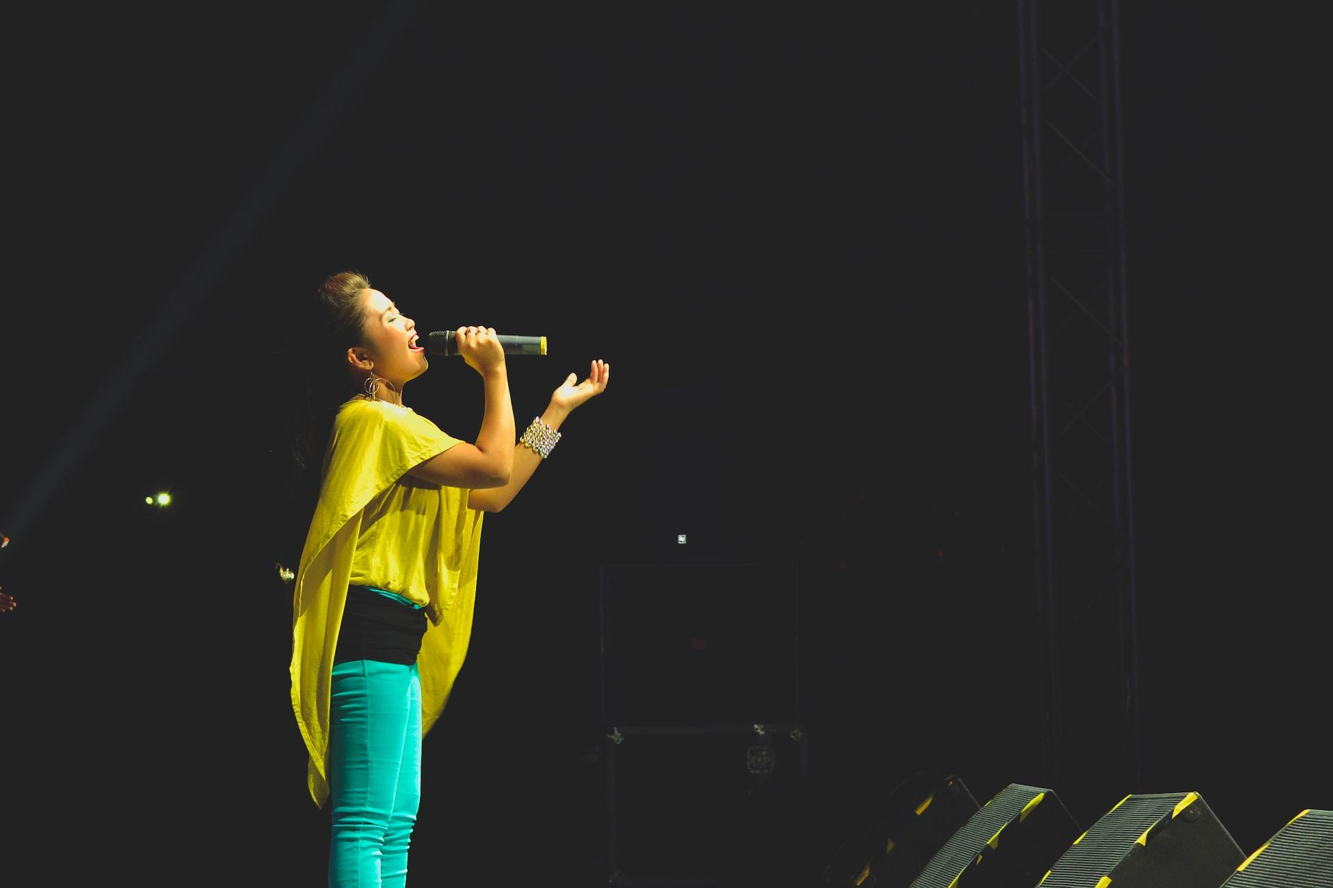 Vrouw zingt op podium