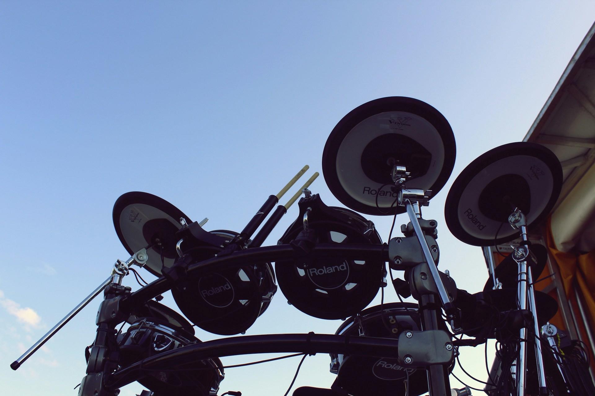 Elektrisch drumstel in een tuin