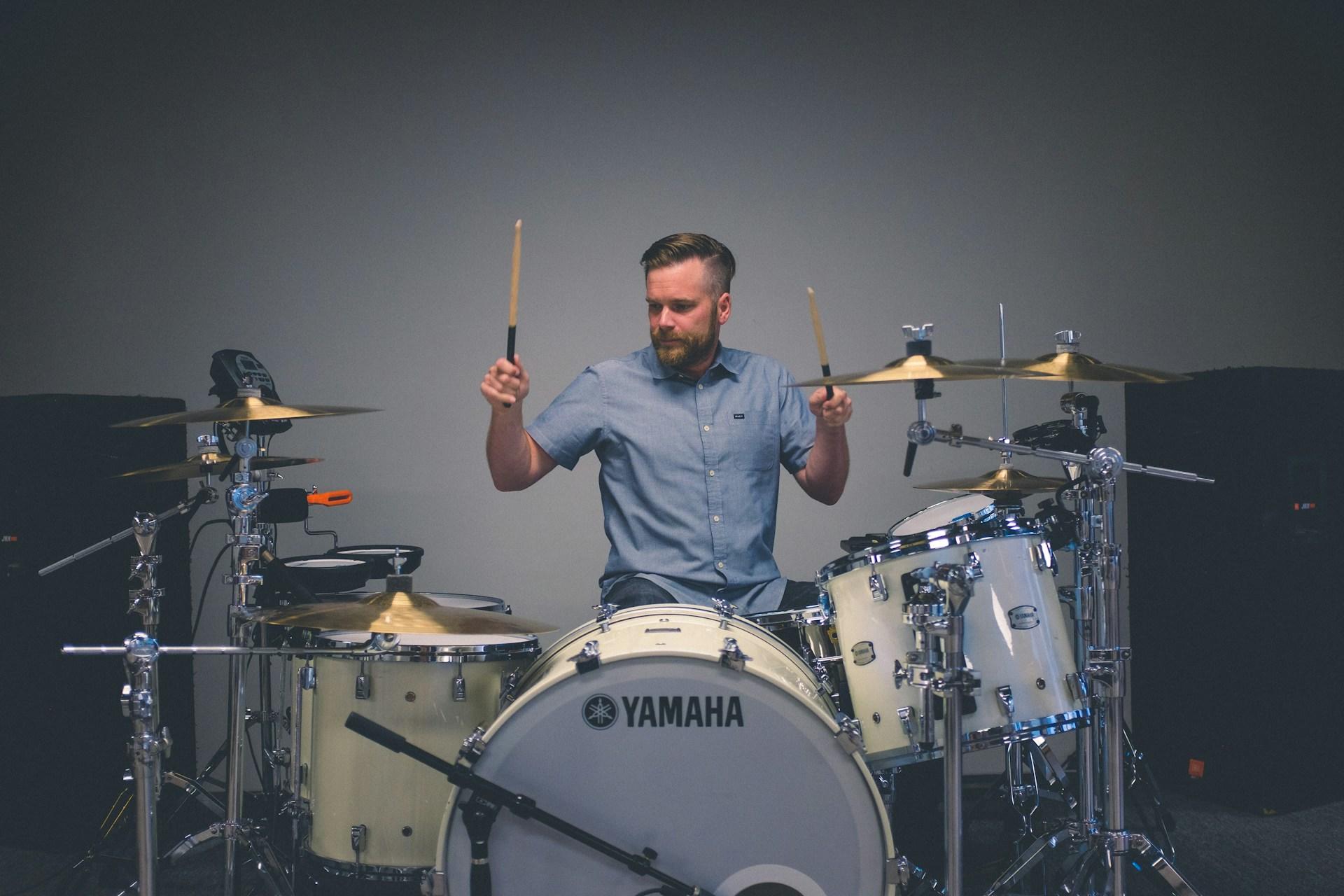 Persoon volgt drumles in muziekschool