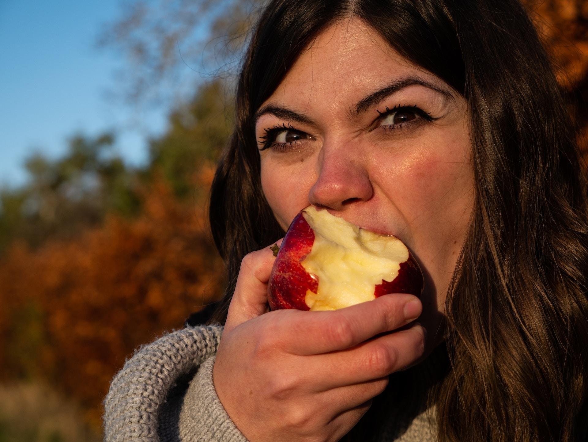 Vrouw eet appel