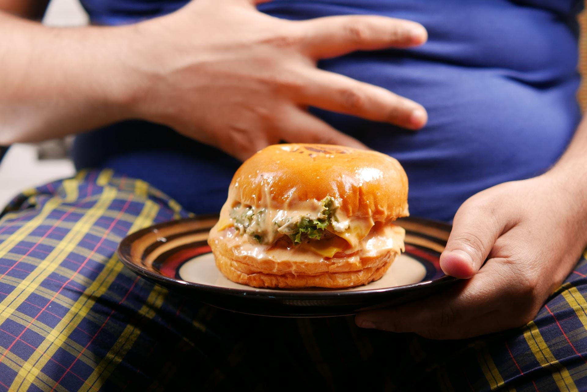 Persoon met burger 
