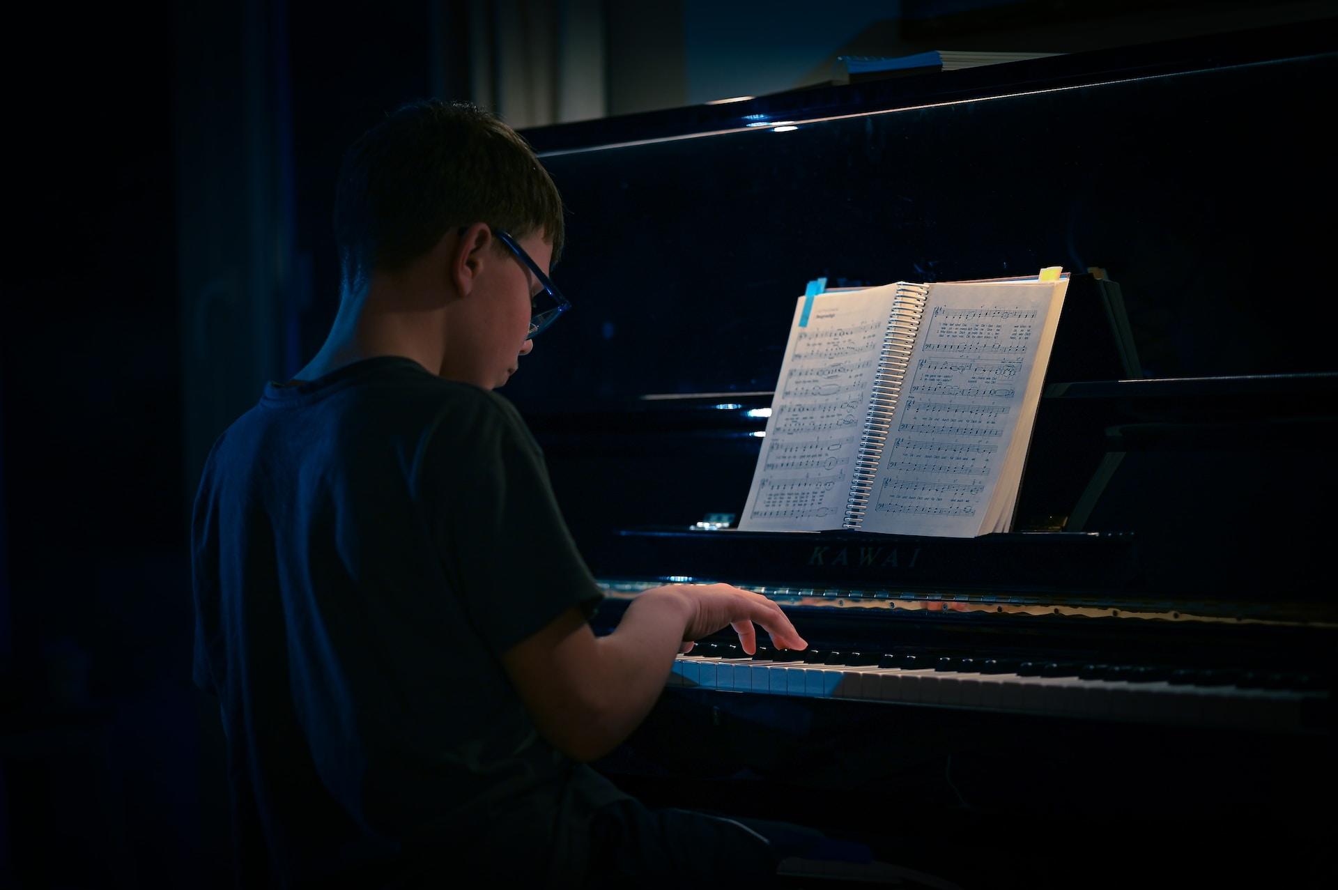 Kind speelt piano