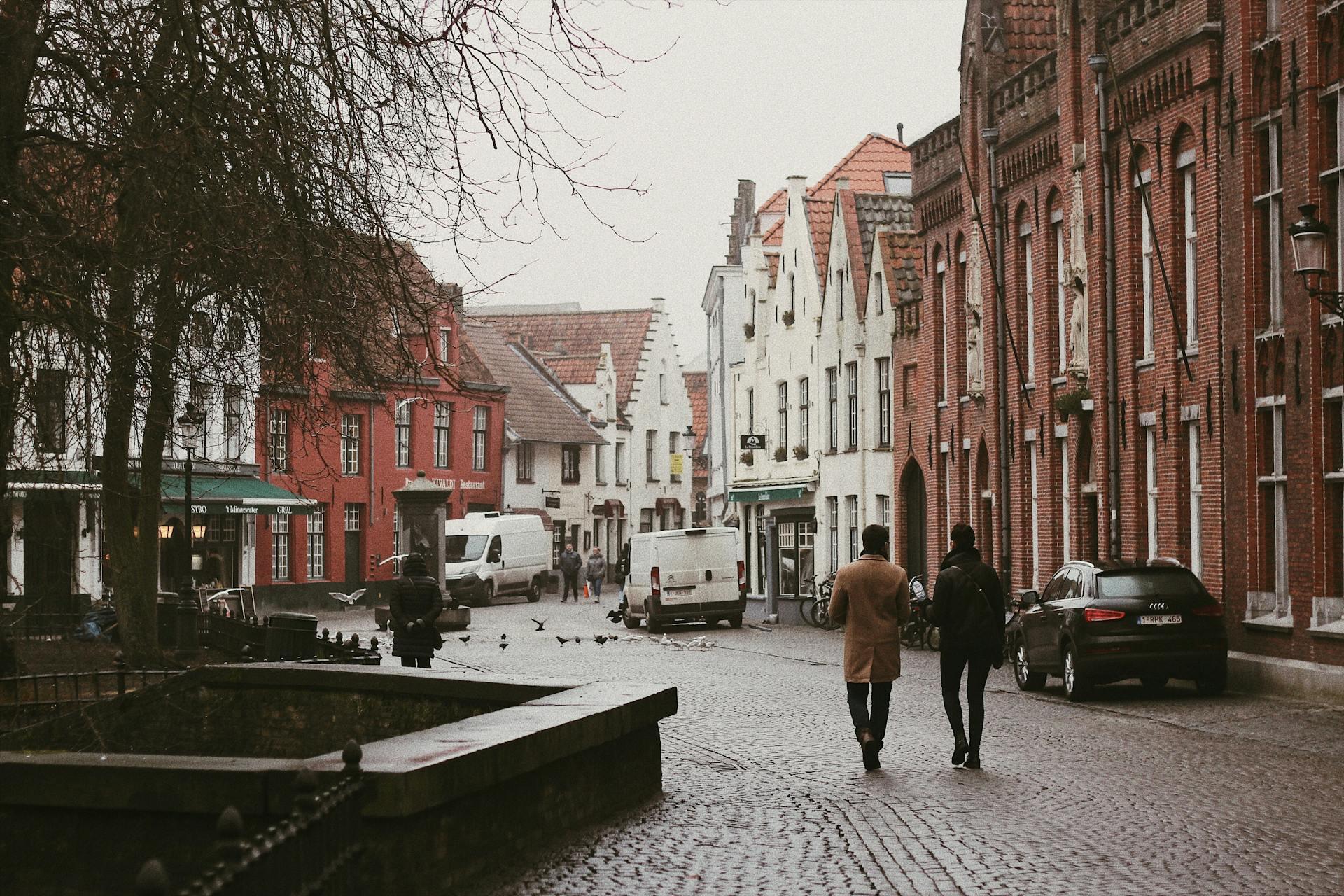 Mensen stappen in een straatje