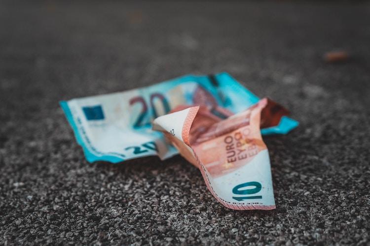 Bankbiljetten op de grond