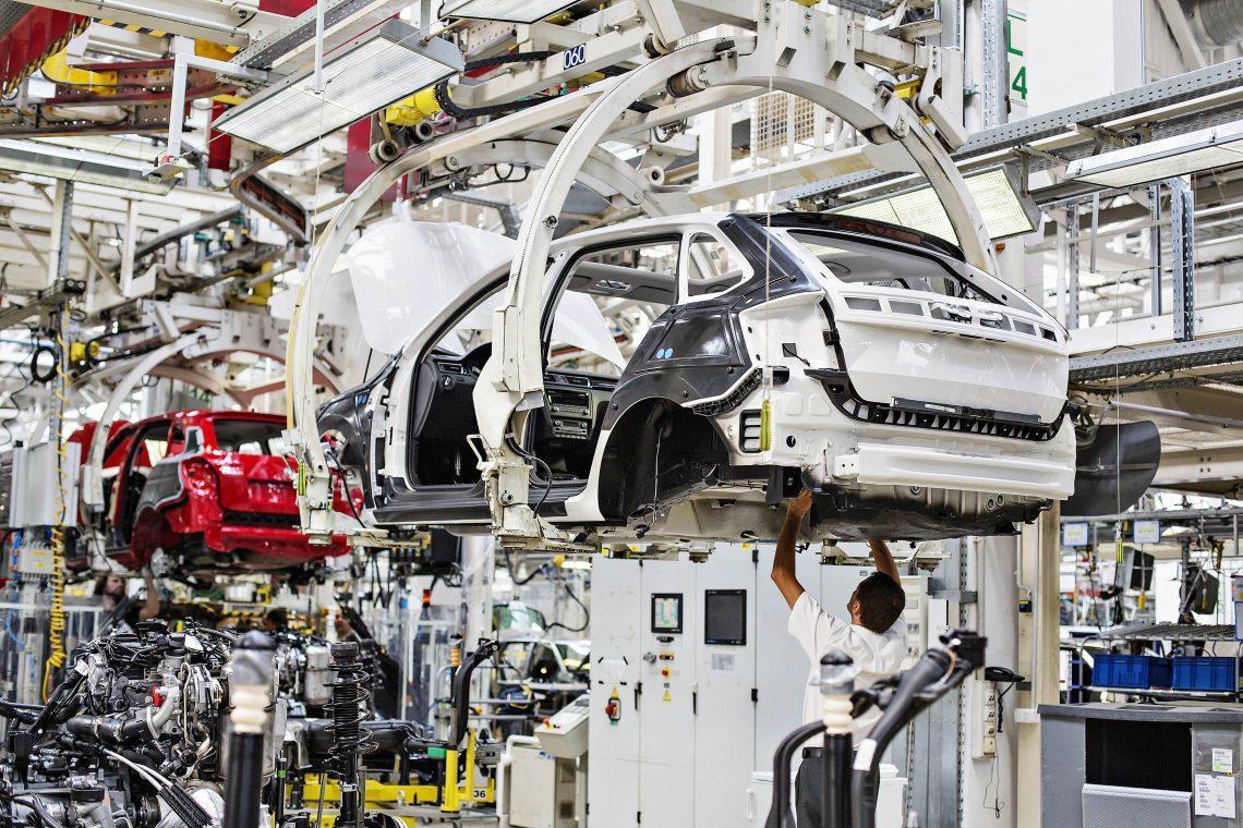 Auto's worden in elkaar gezet in autofabriek