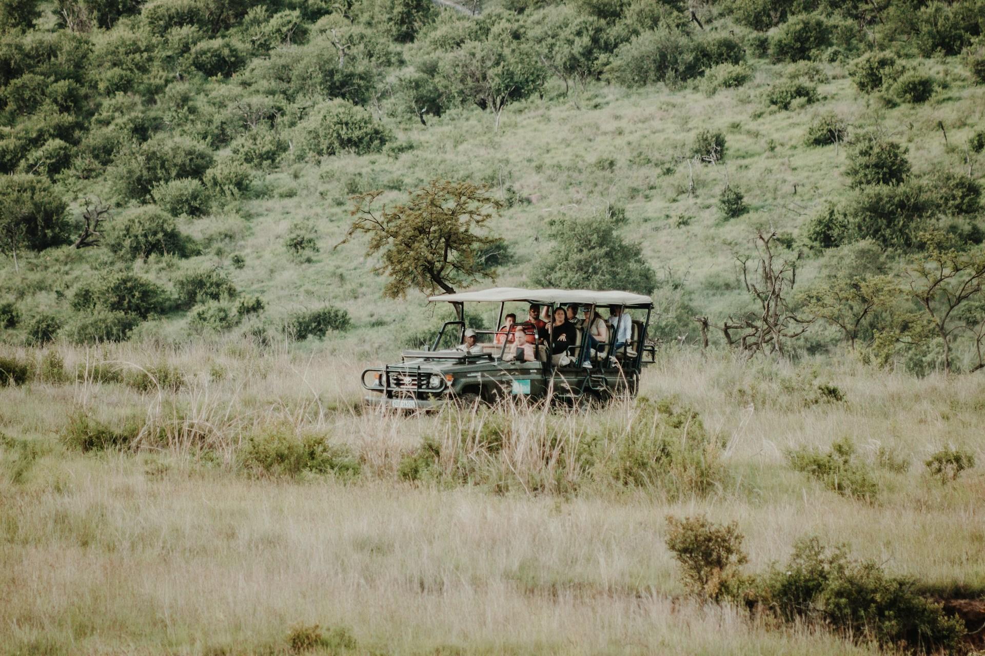 Zoölogen op een safari jeep