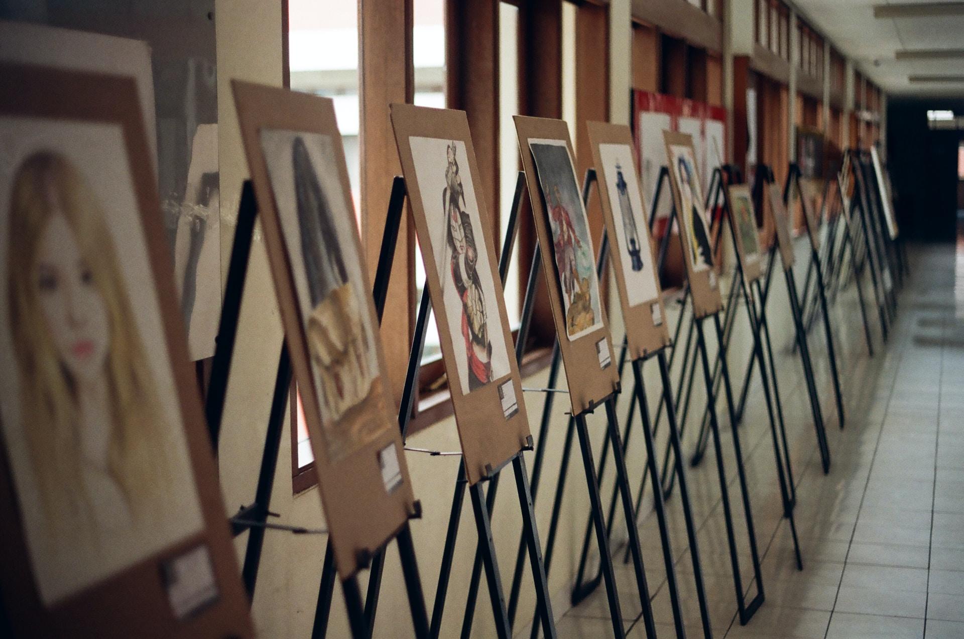 Kunst expositie voor nieuwe kunstenaars