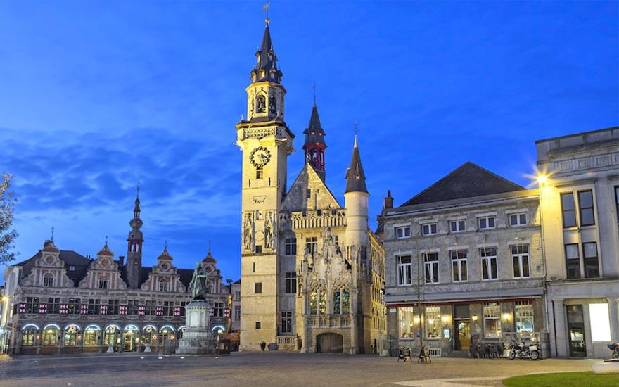 Volg een opleiding geschiedenis onder de belforttoren in de stad Aalst