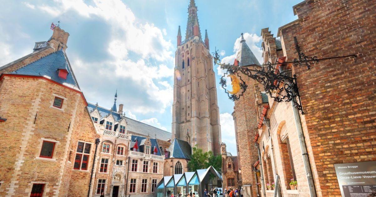Het Brugse Belfort een van de interessante historische plaatsen in de stad om geschiedenis te ontdekken