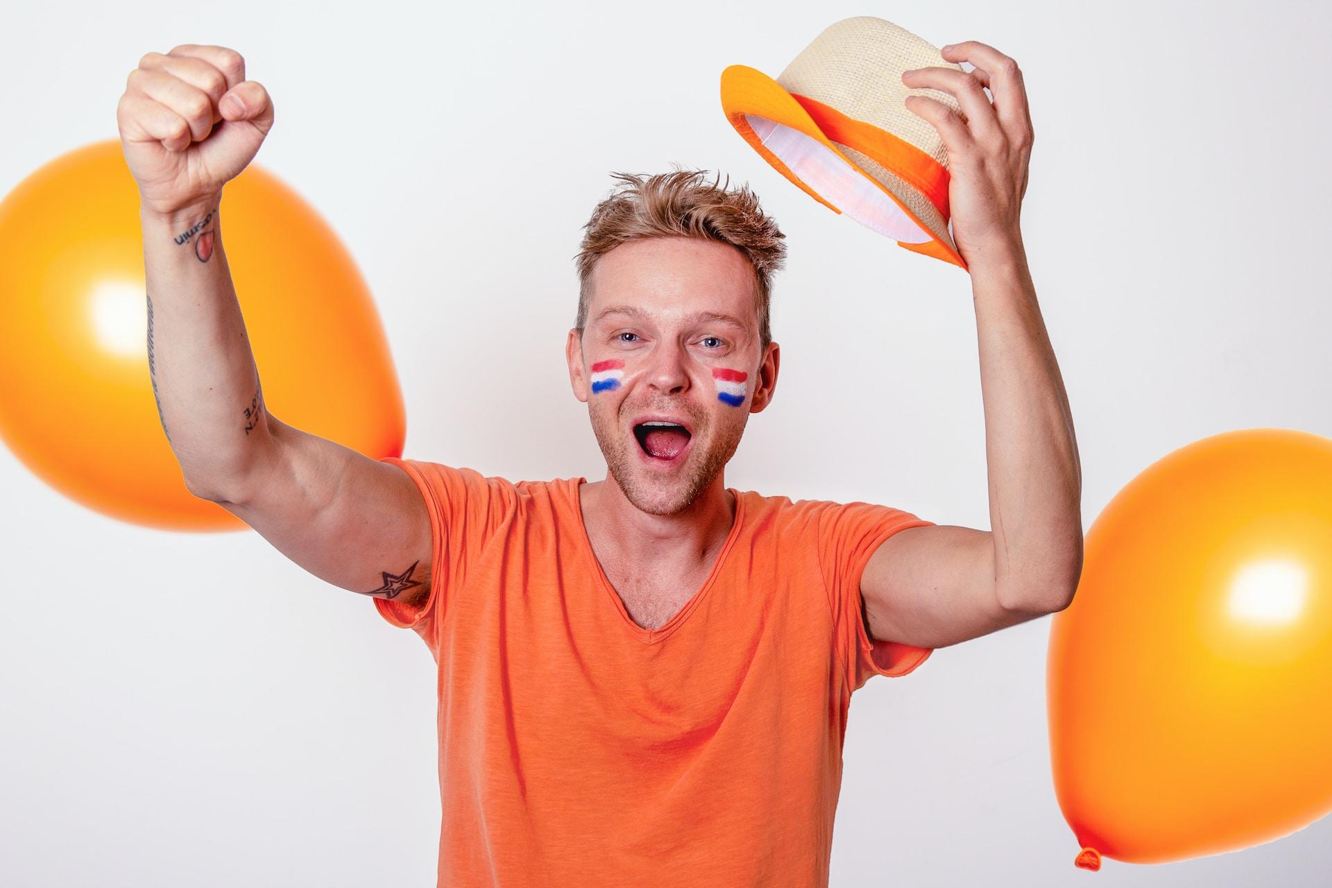 Man in oranje kleren