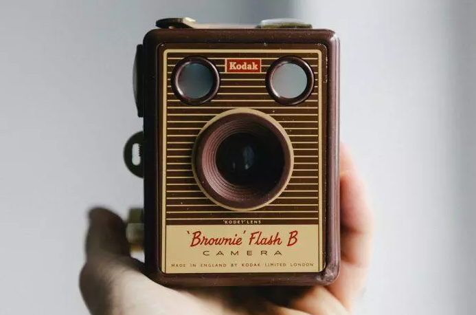 Een van de mijlpalen in de geschiedenis van de fotografie: Brownie flash camera