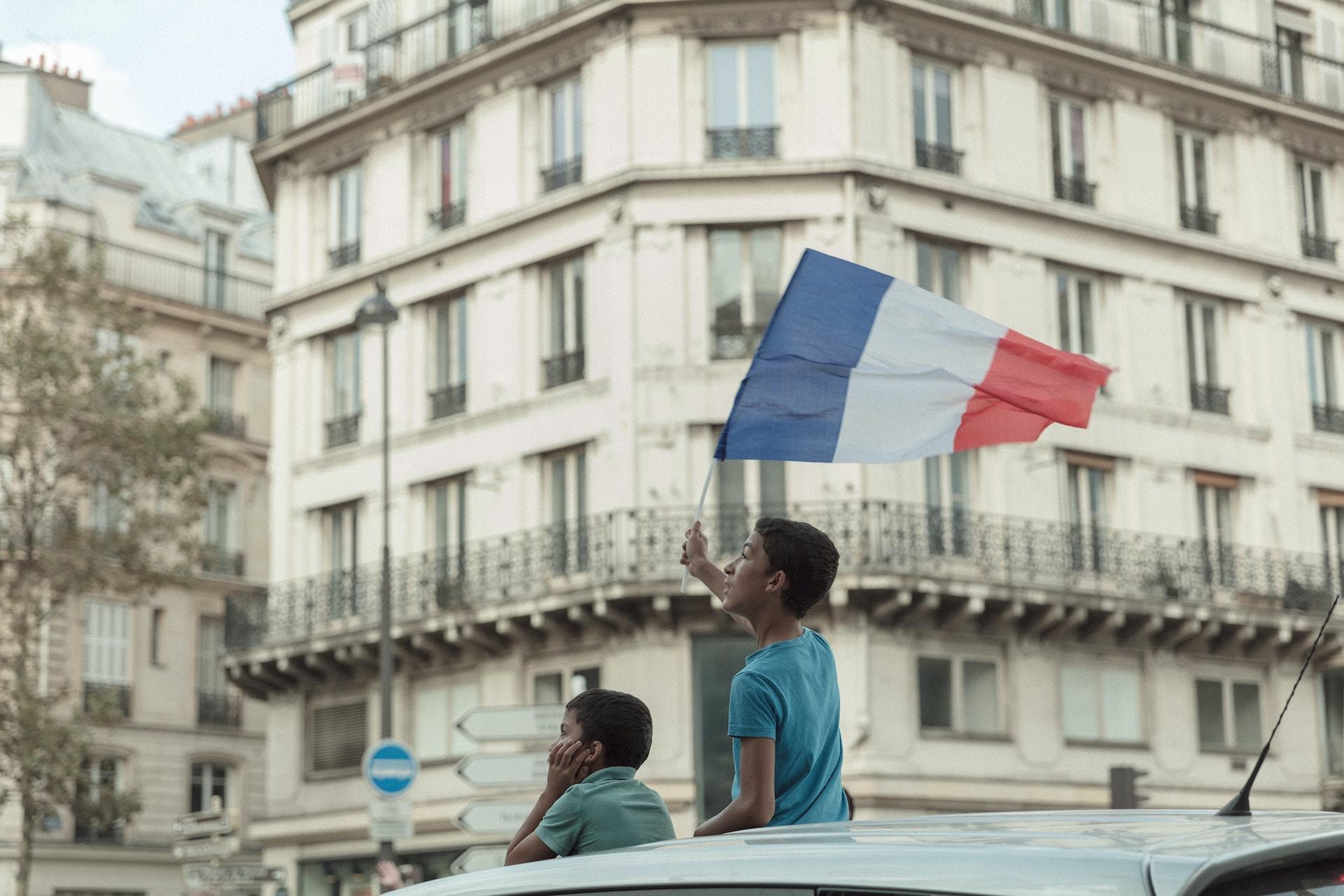 Jongen met Franse vlag