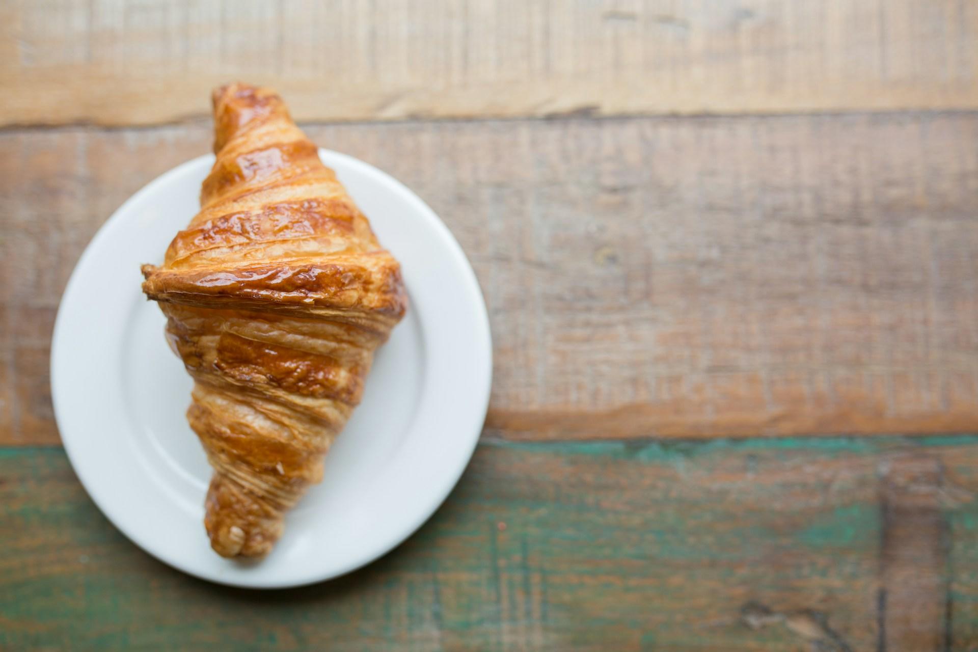 Croissant op tafel