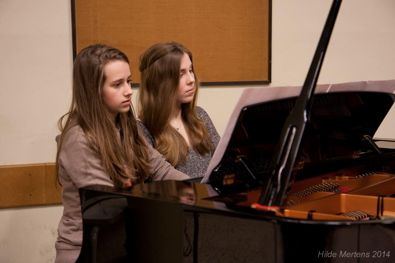 Meisjes spelen duet op piano