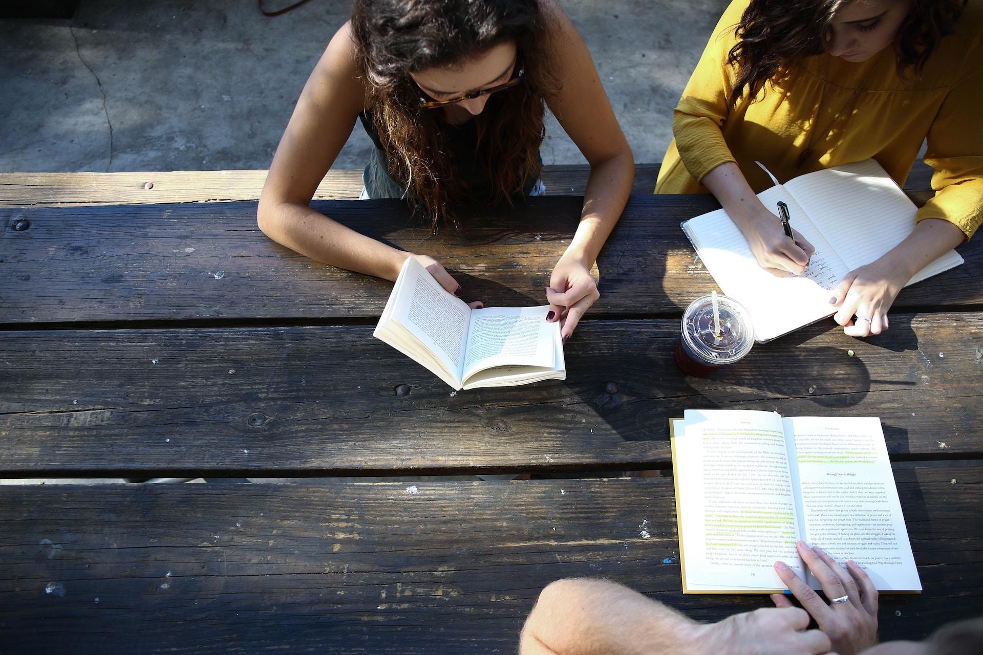 Studenten volgen cursus Spaans