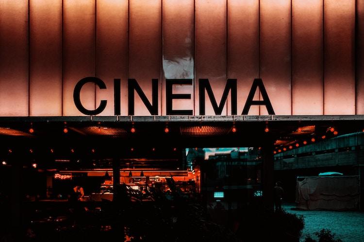 zicht van cinema zaal met opschrift erop