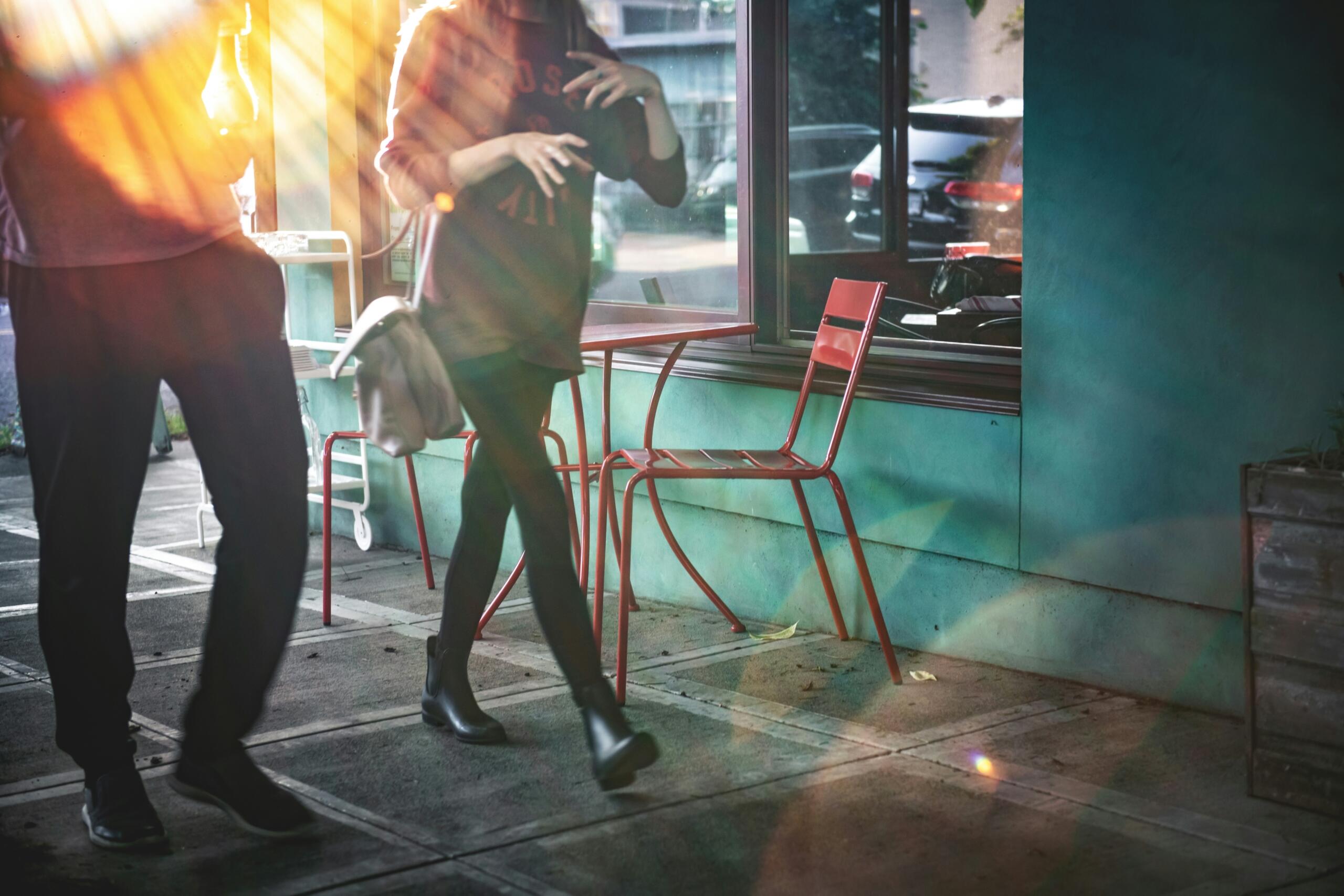 Twee mensen lopen langs een terras in een stedelijke omgeving | Bron: Tim Mossholder, via Unsplash