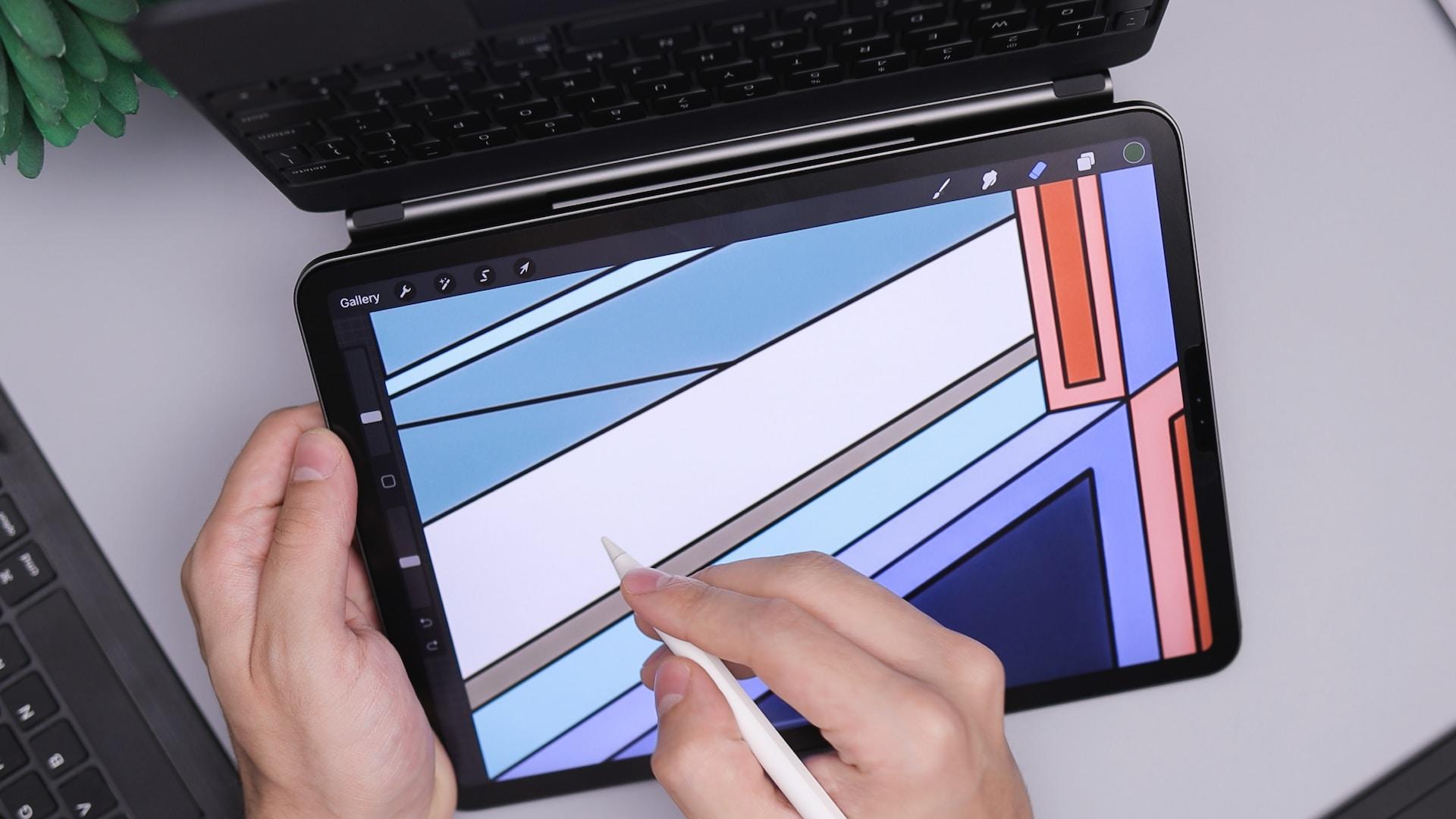 Persoon gebruikt iPad om te tekenen