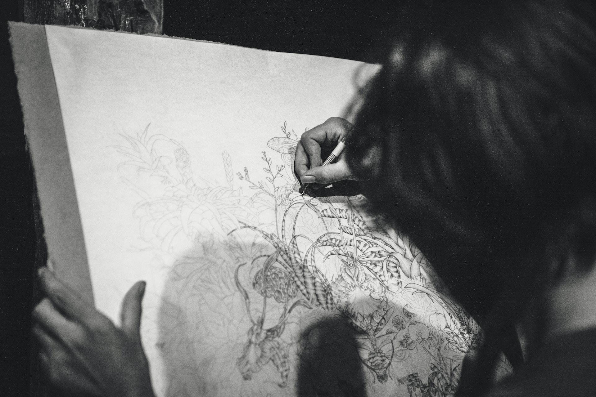 Vrouw werkt aan kunstwerk