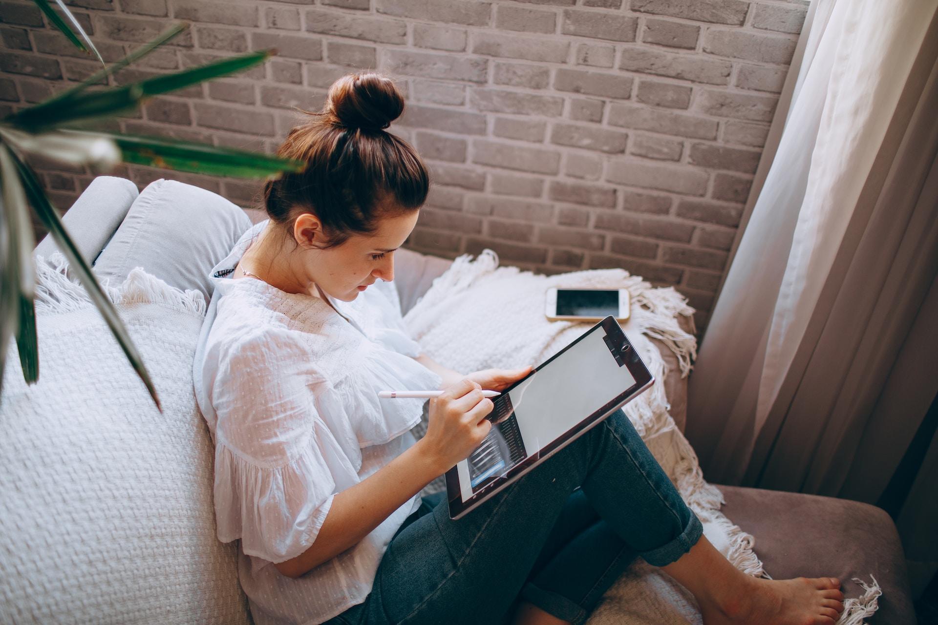 Vrouw tekent op tablet