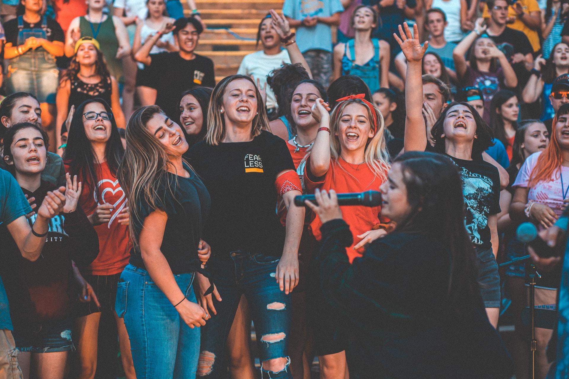 Groep zingt mee met artiest