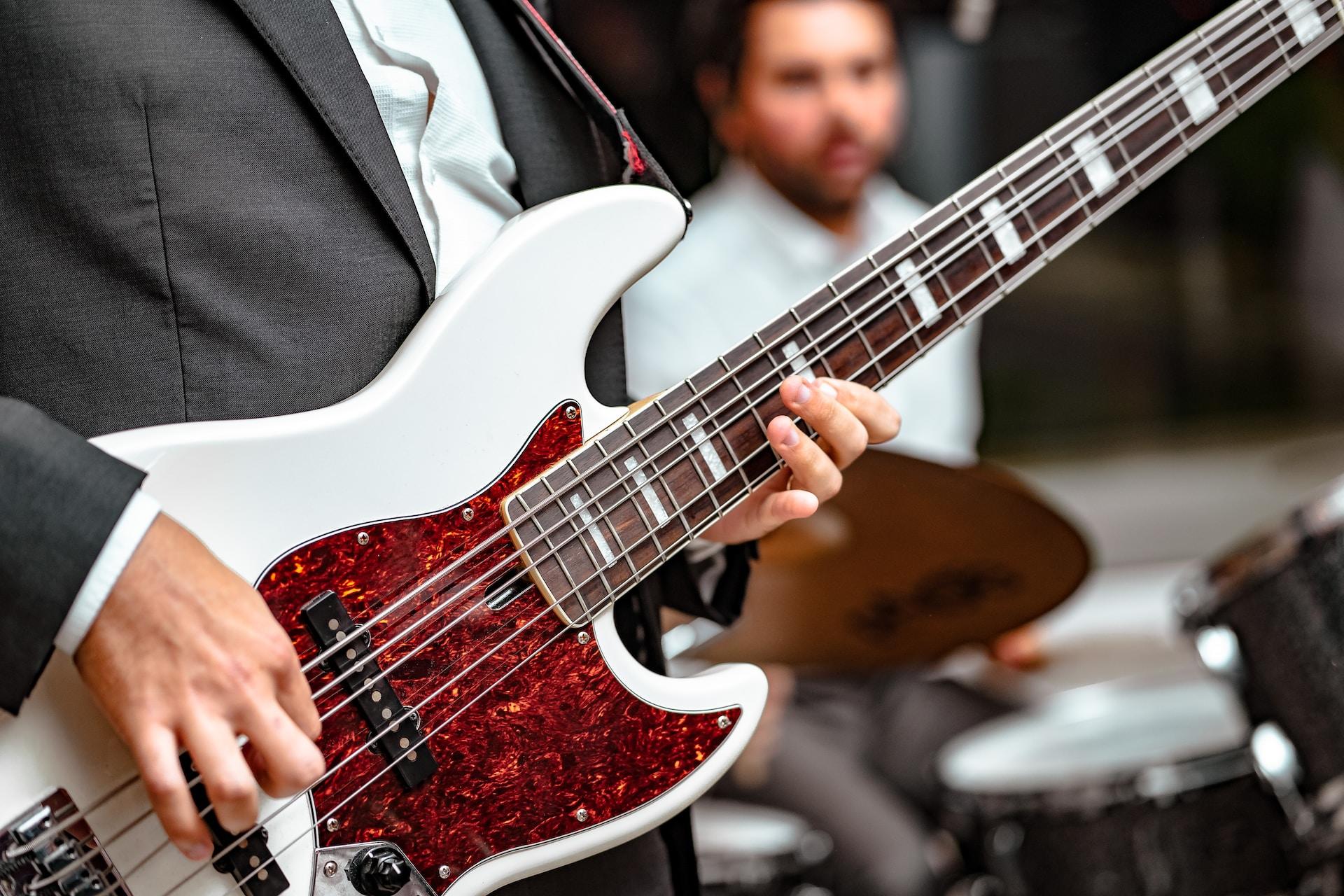 Persoon speelt basgitaar