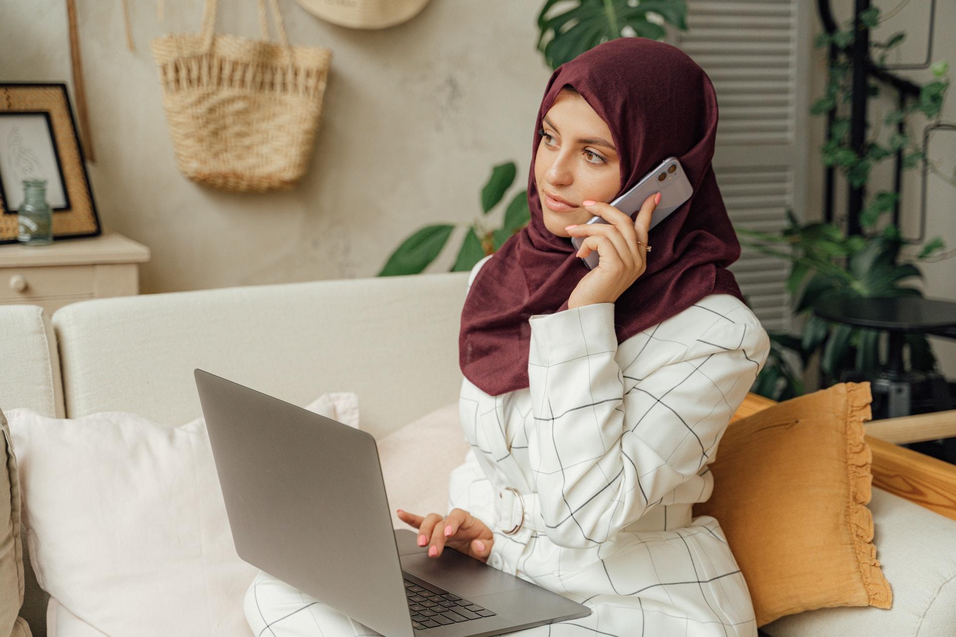 Arabische privé leerkracht geeft les via computer