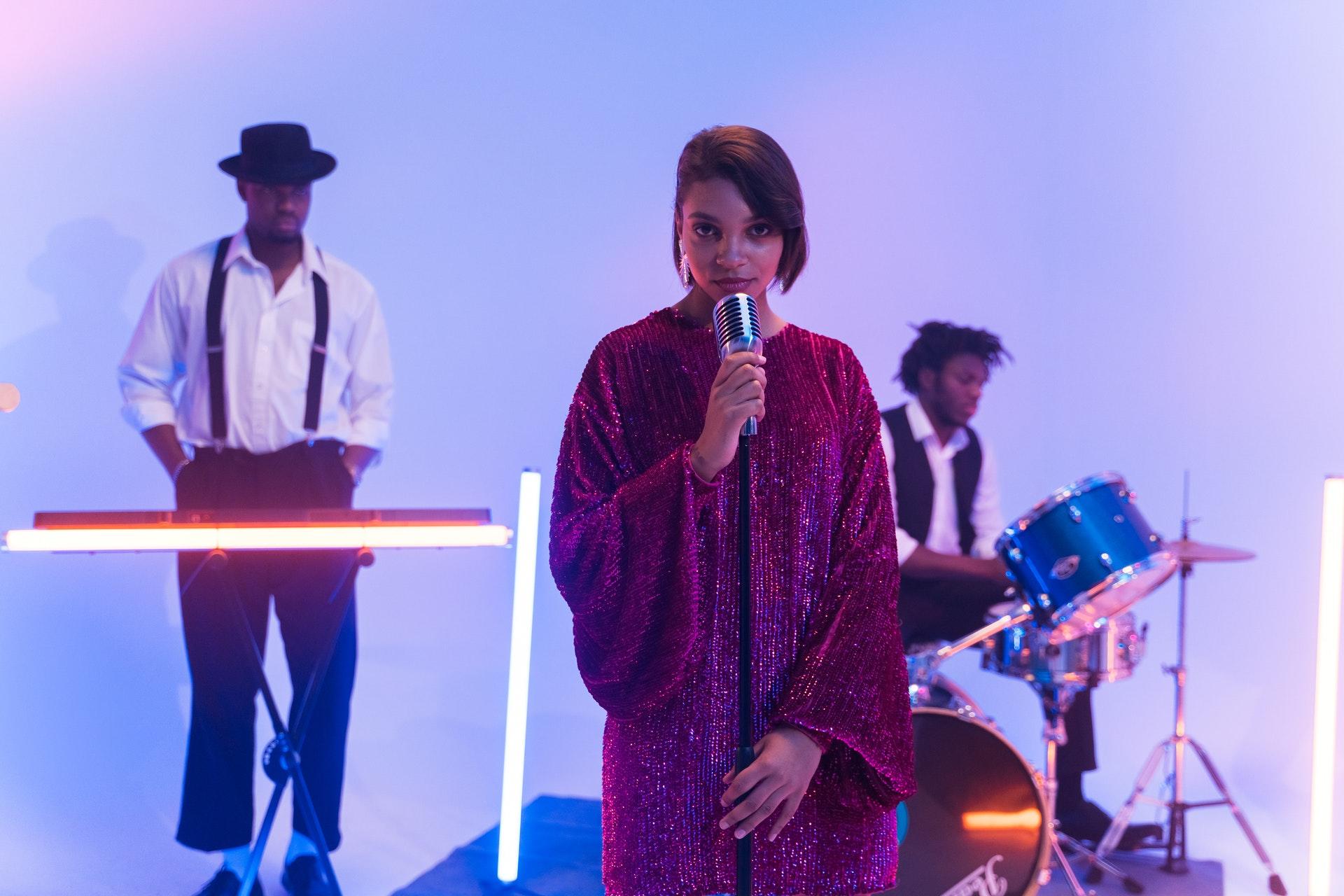 Zangeres oefent met band