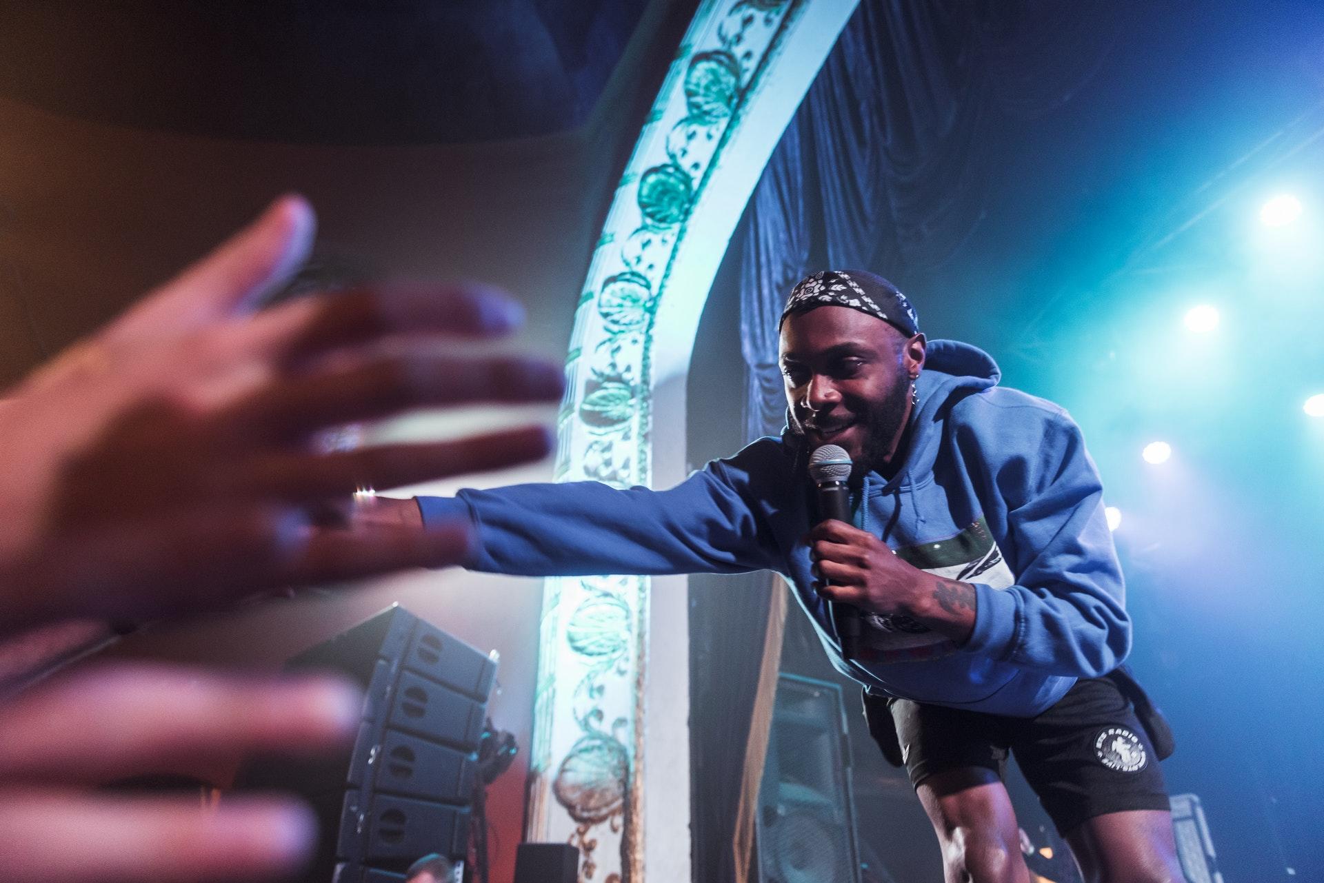 Zanger heeft interactie met publiek