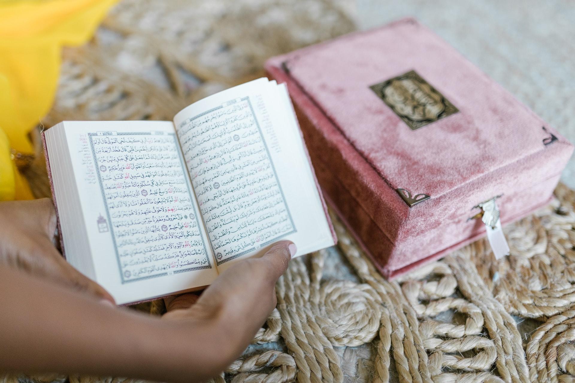 Boek in het Arabisch geschrift