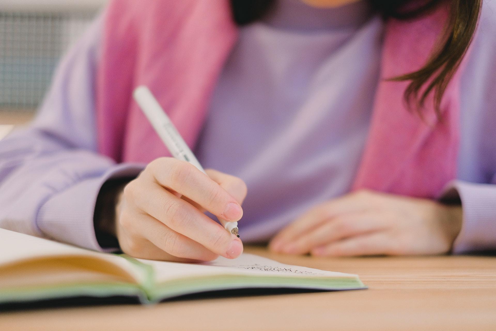 Meisje leert het Arabisch schrift