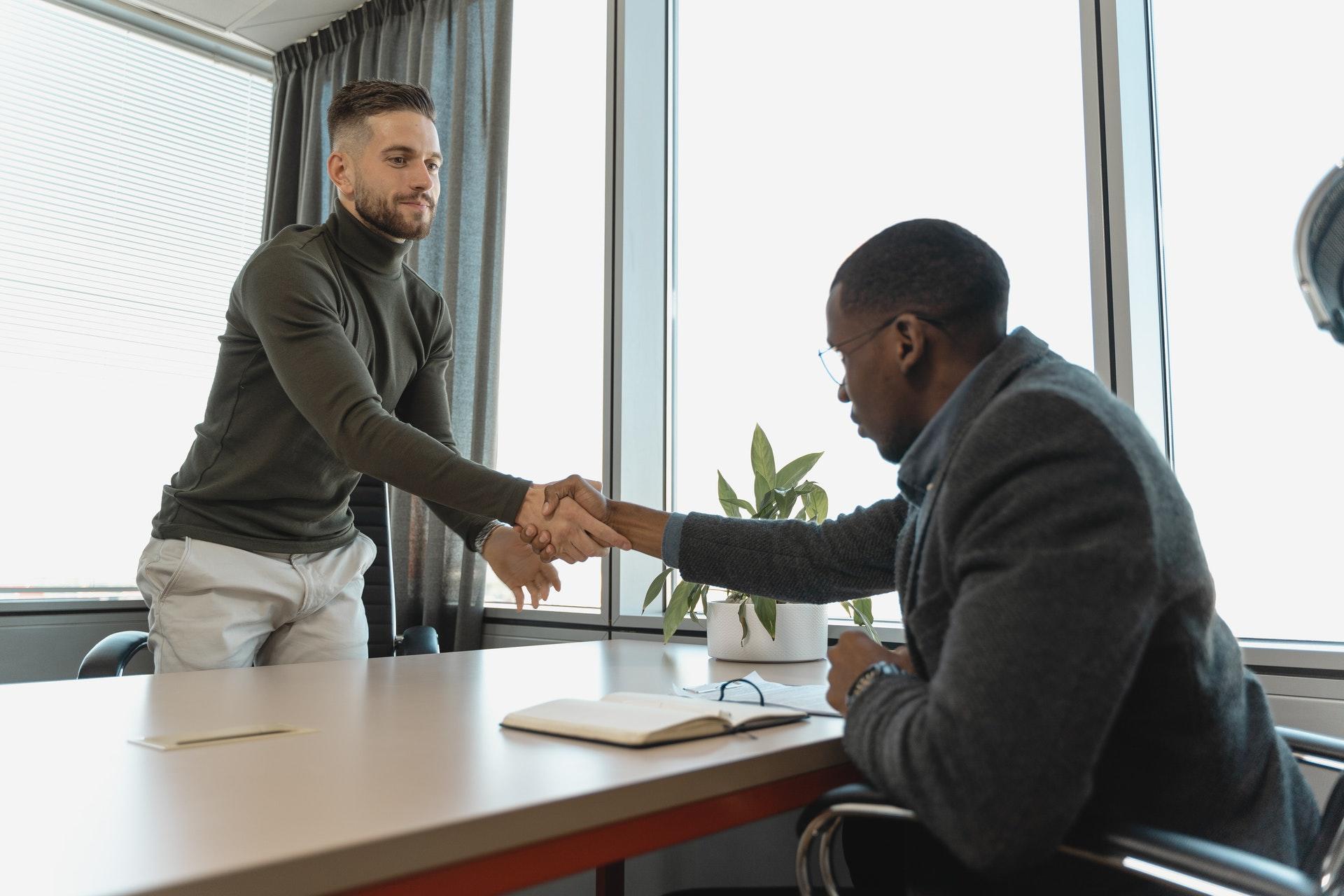 Twee mannen op een job interview