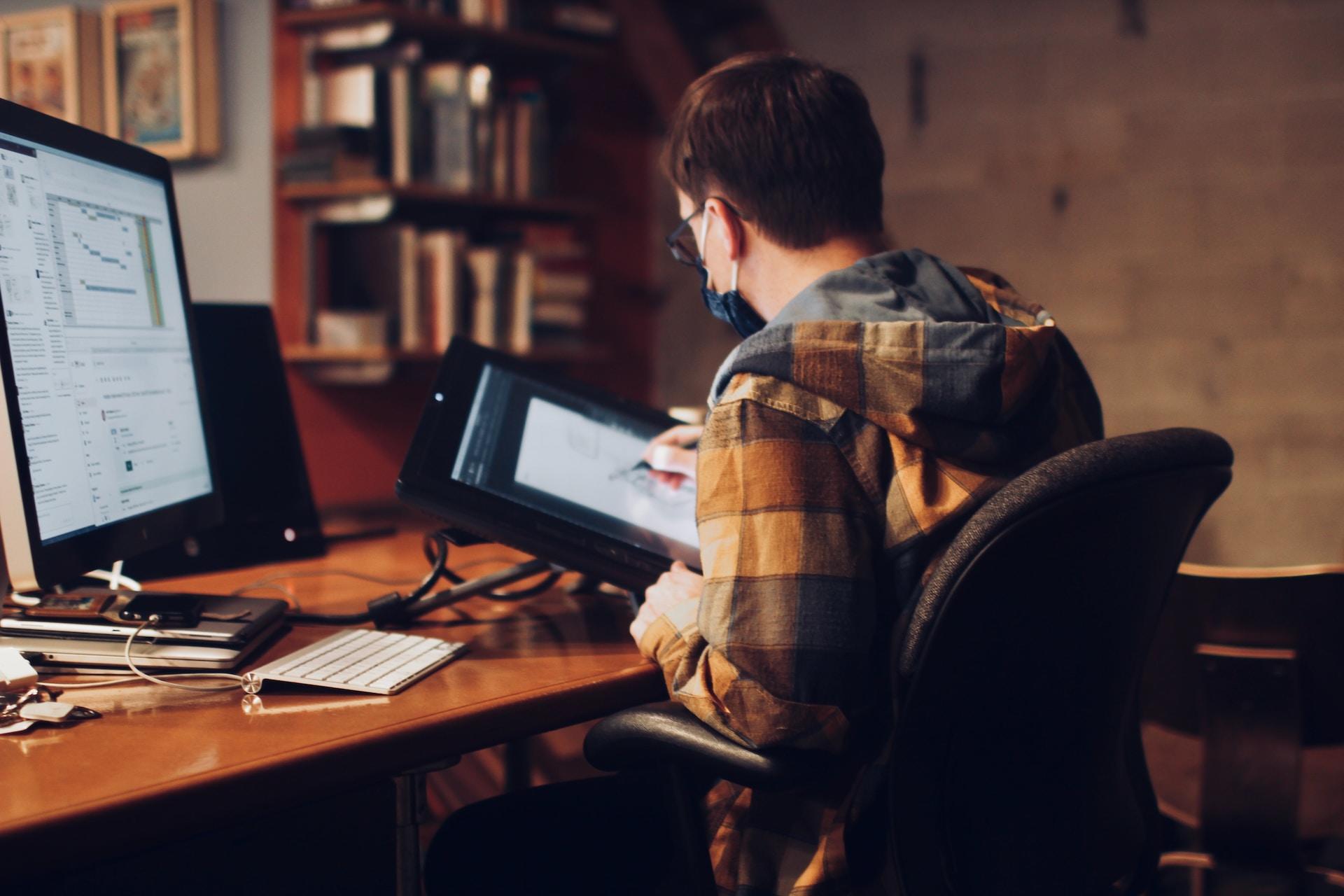 Man tekent op groot digitaal scherm