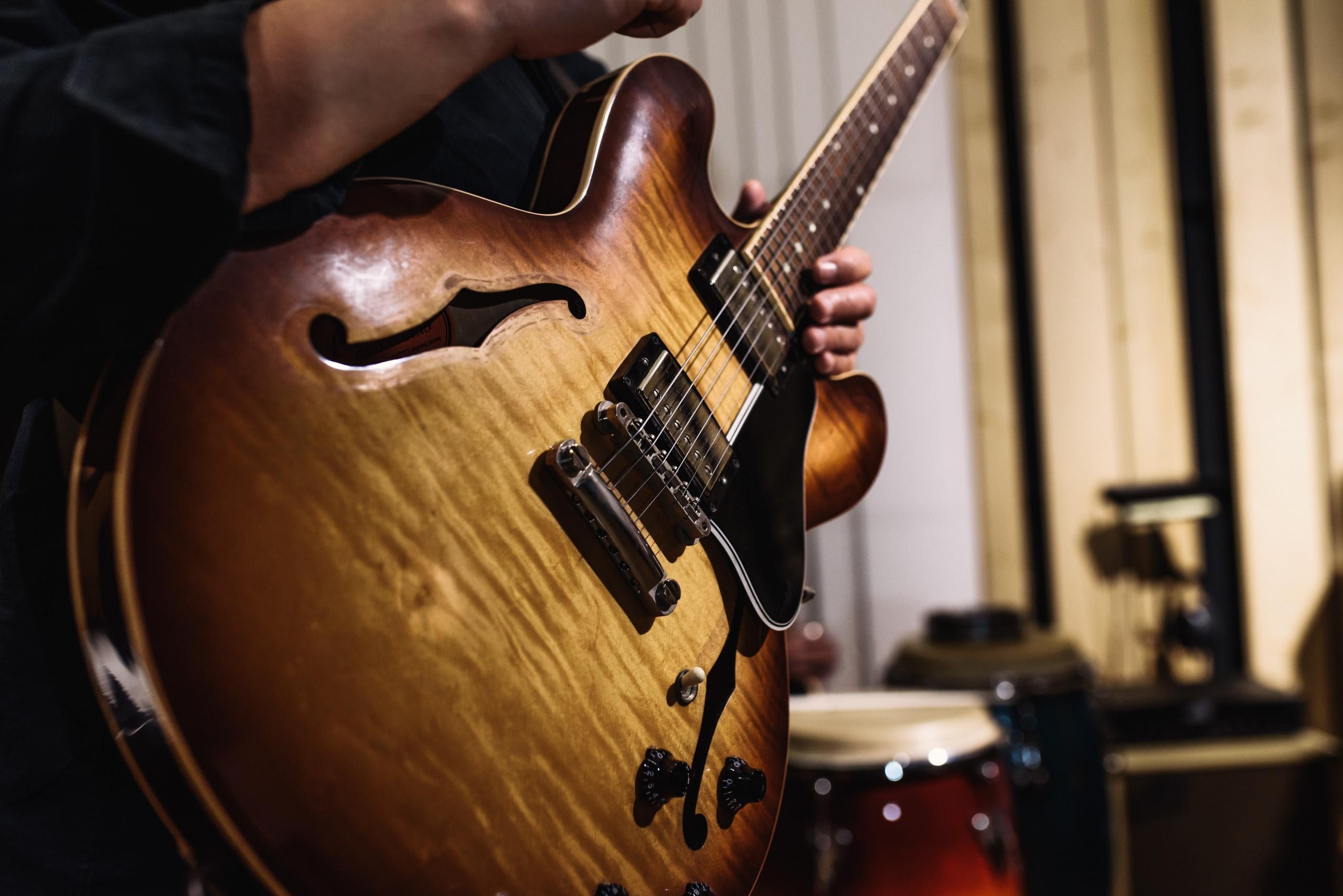 Gitaar leren spelen kan op talloze locaties!