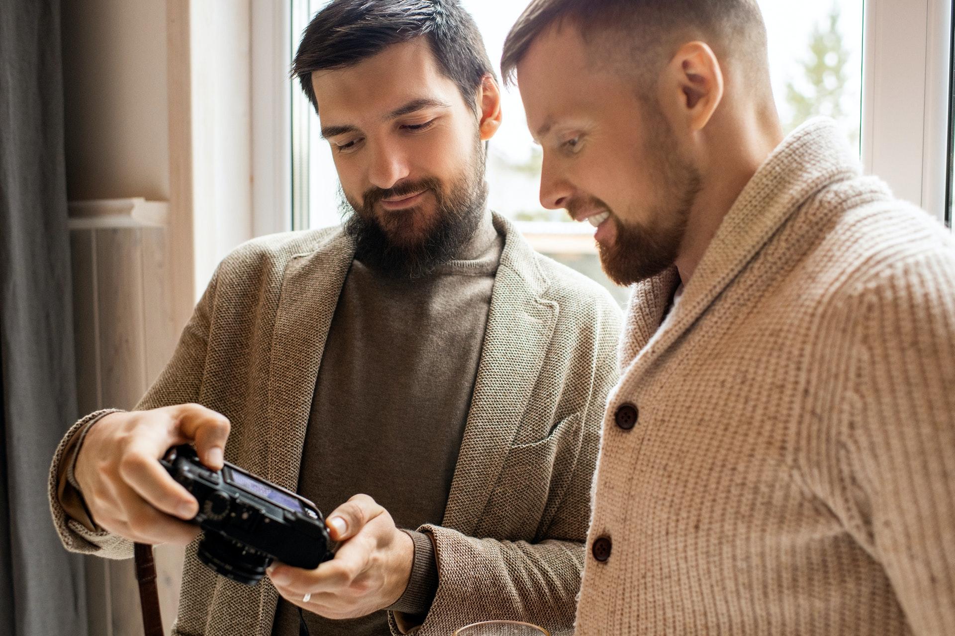 Privé leraar legt camera instellingen uit aan persoon