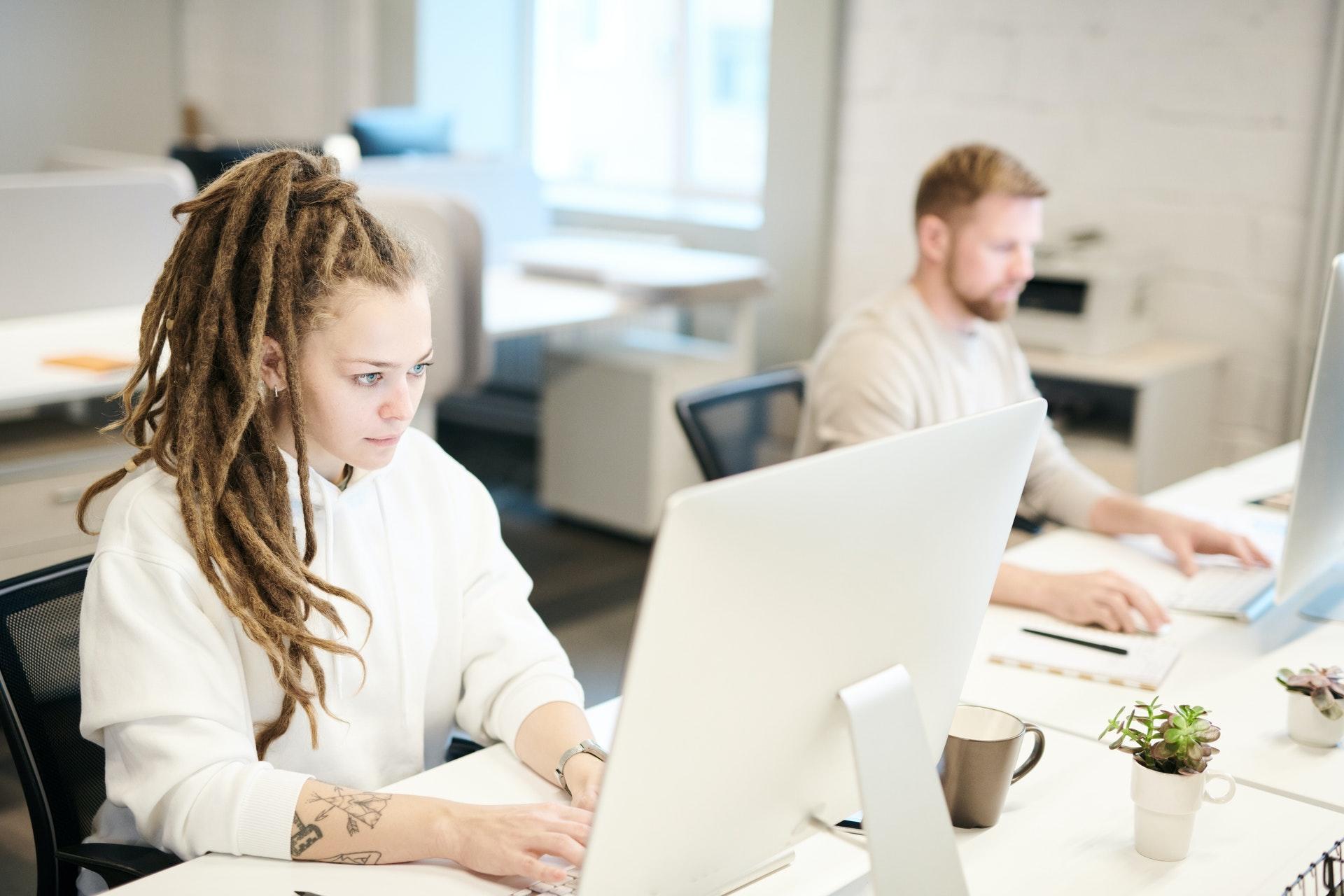 Vrouw bewerkt foto's op computer