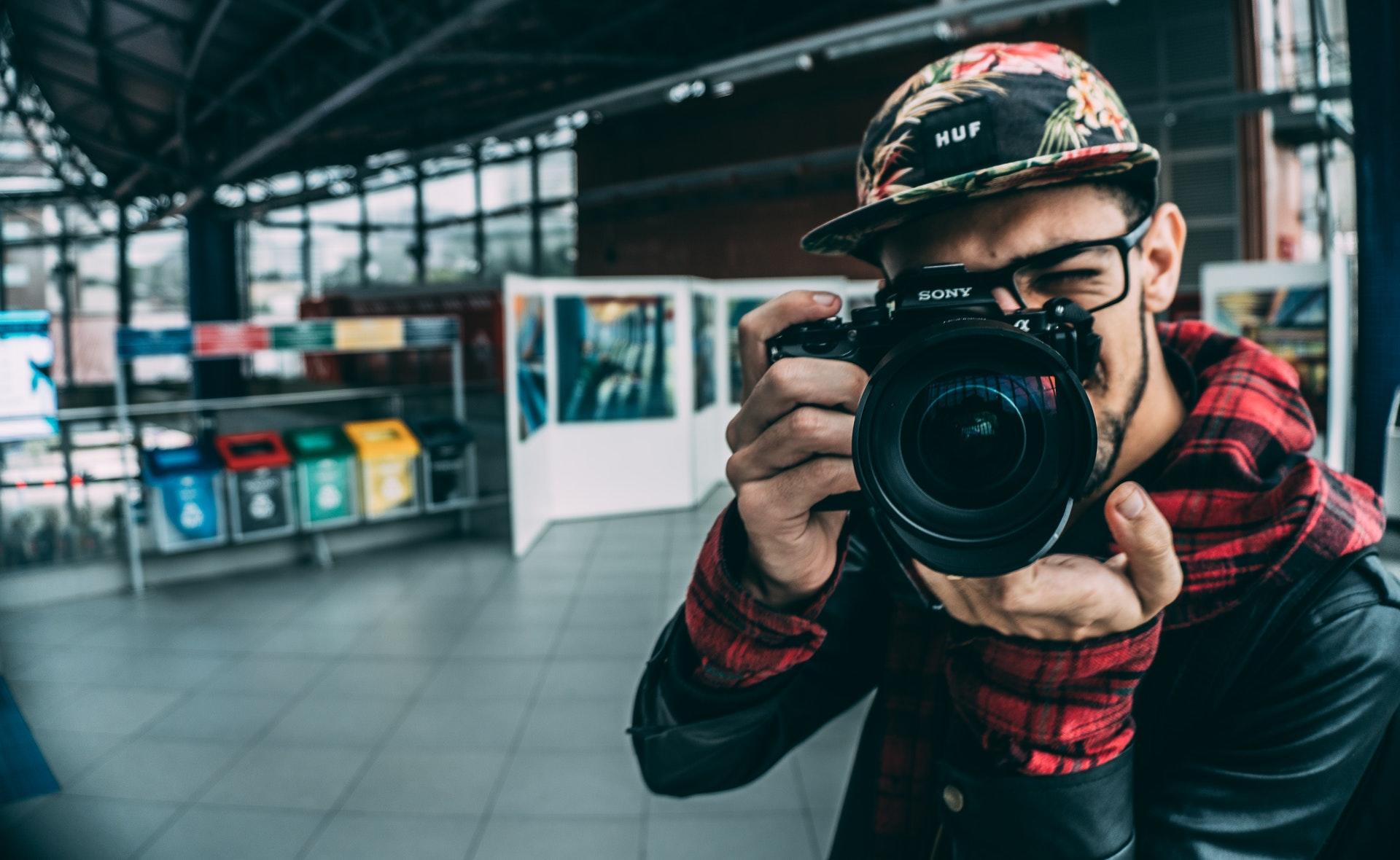 Man maakt foto in spiegel