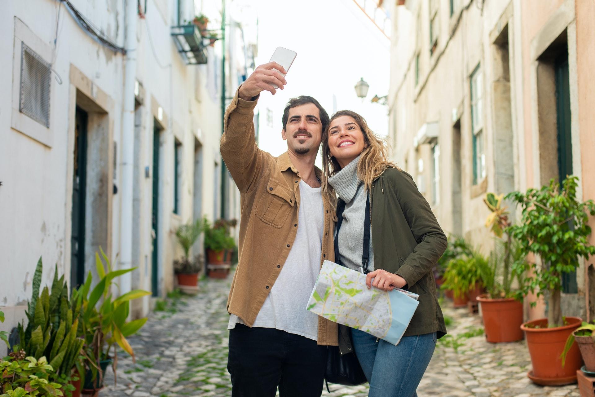 Koppel neemt selfie in straat
