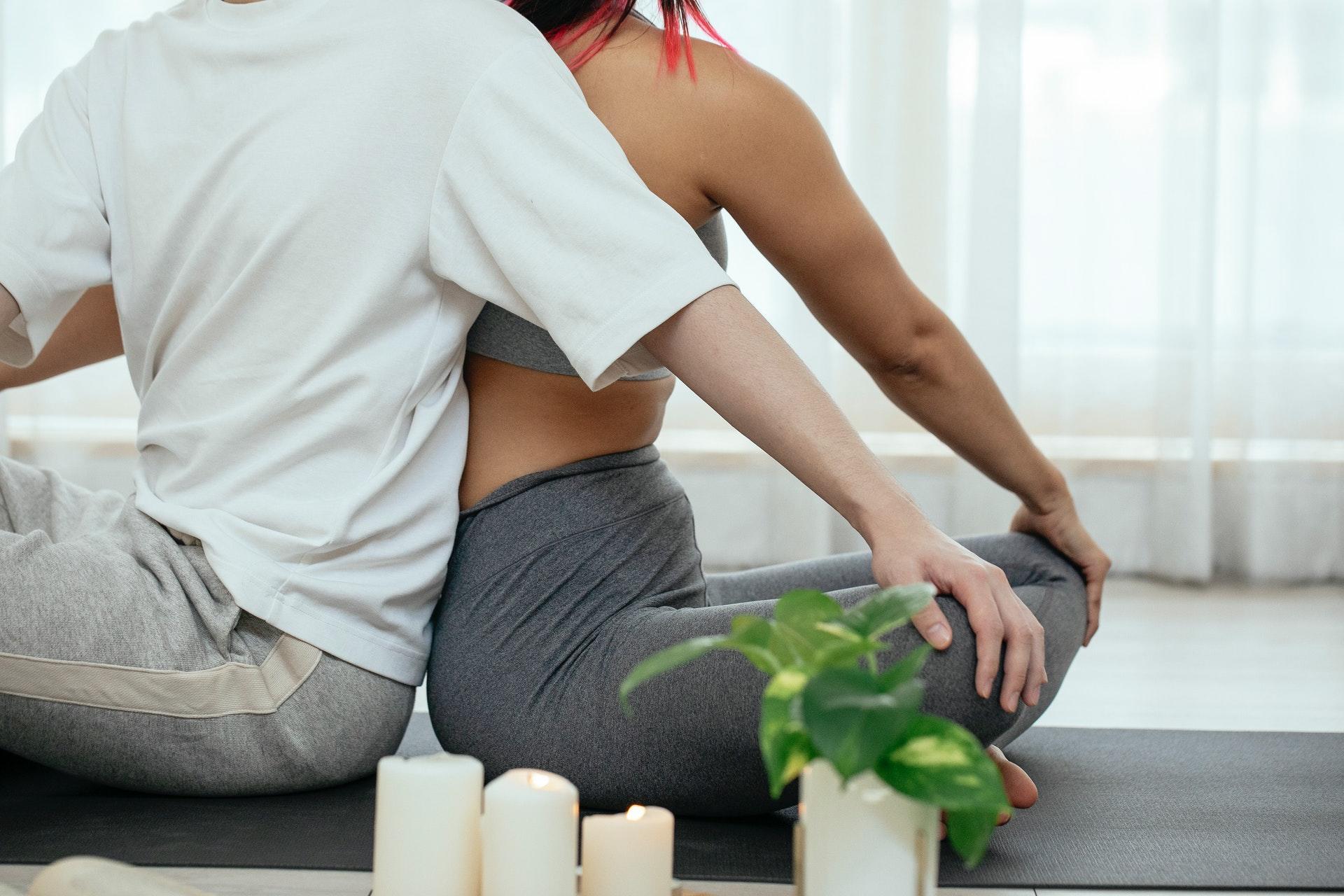 Privé yoga leraar geeft uitleg over technieken