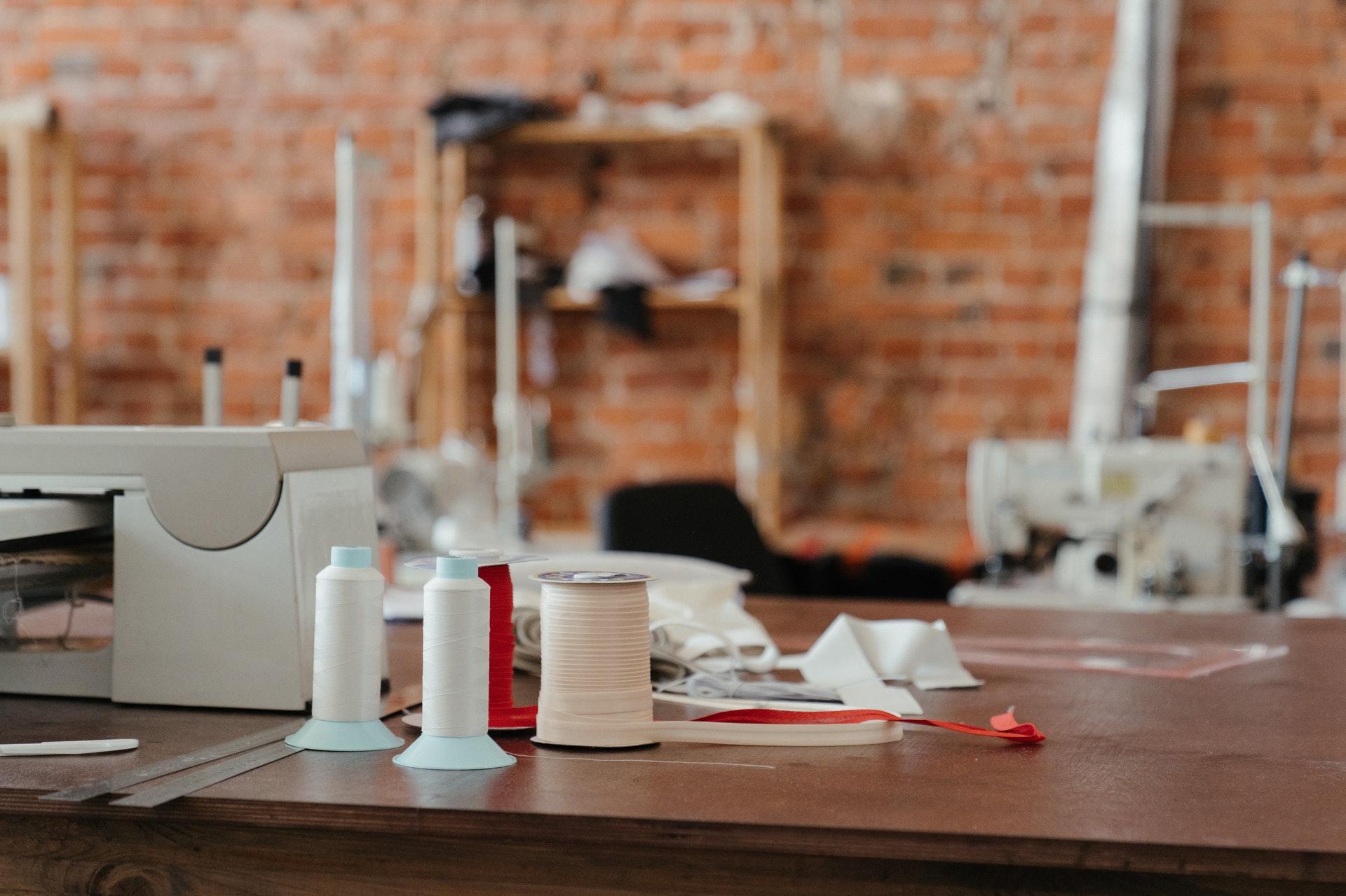Rollen draad staan klaar om gebruikt te worden voor het naaien