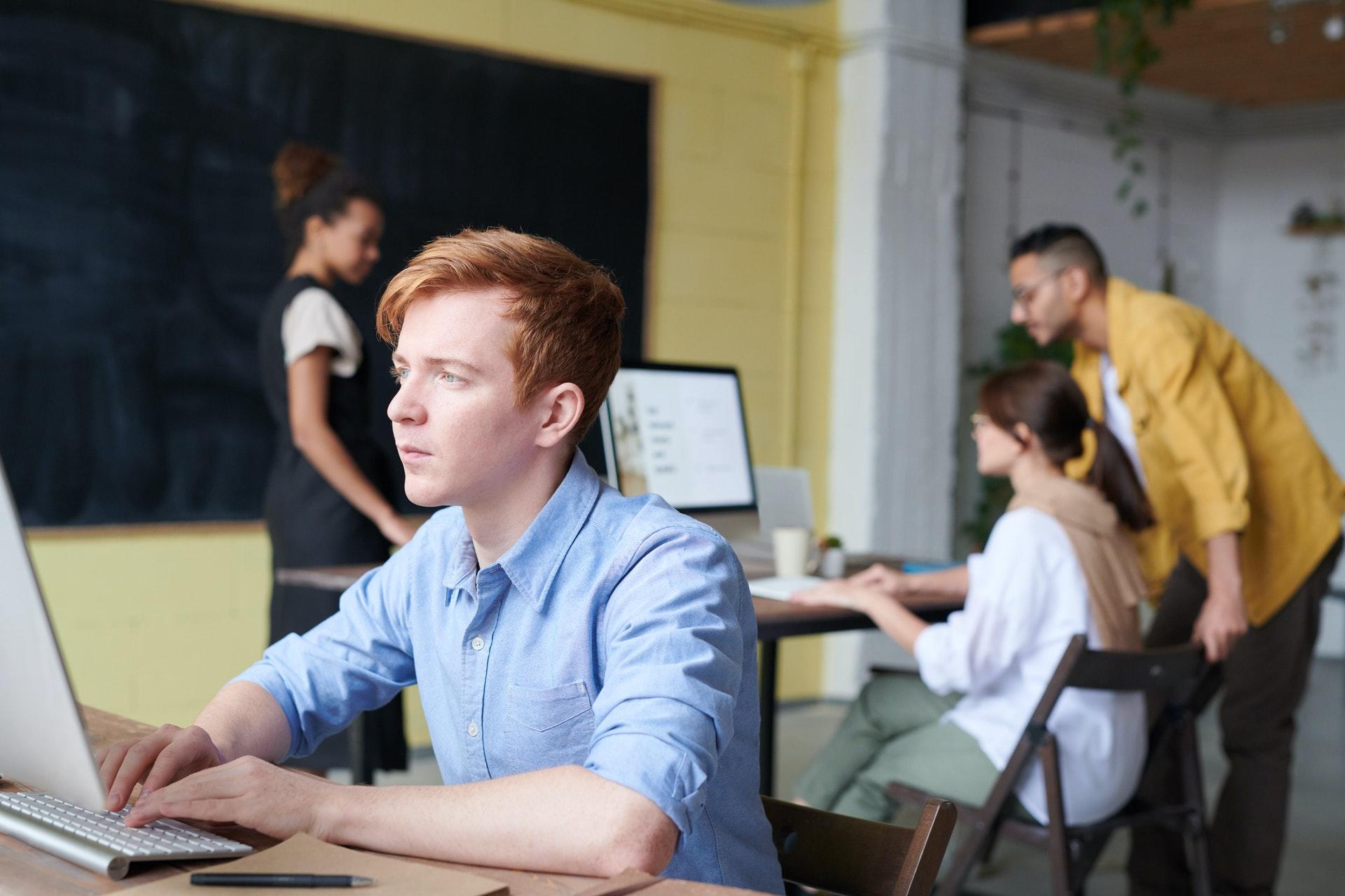 Leer alles over biologie in groepscursussen in Leuven, zoals deze leerling achter een computer