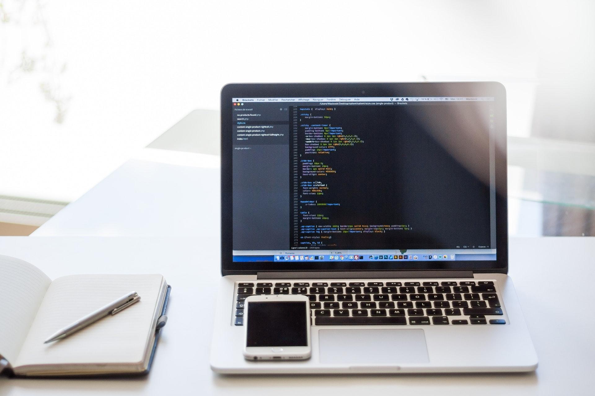 Programmeren bevat tal van tekens op een computerscherm