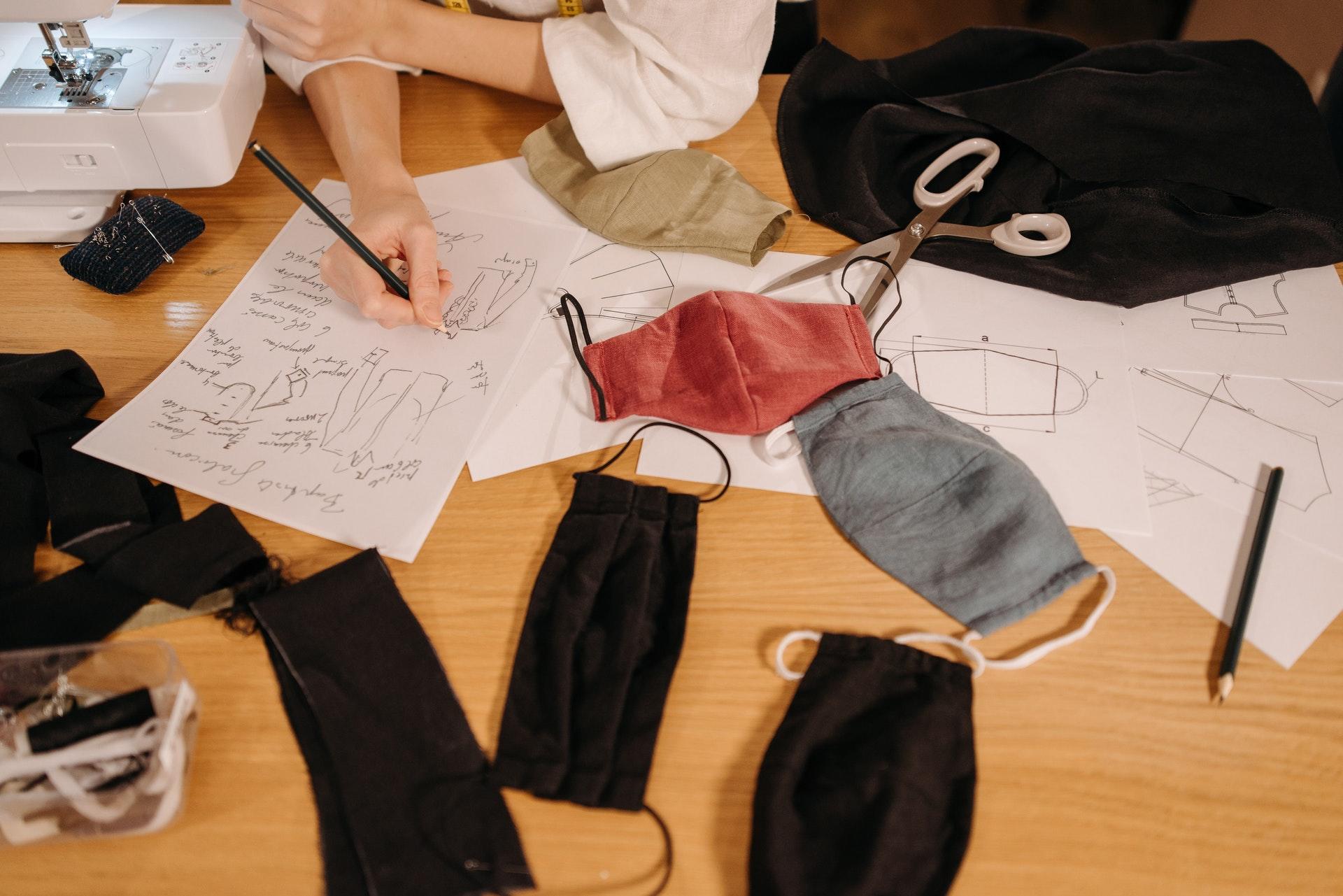 Naaister maakt tekeningen om kleding te maken.