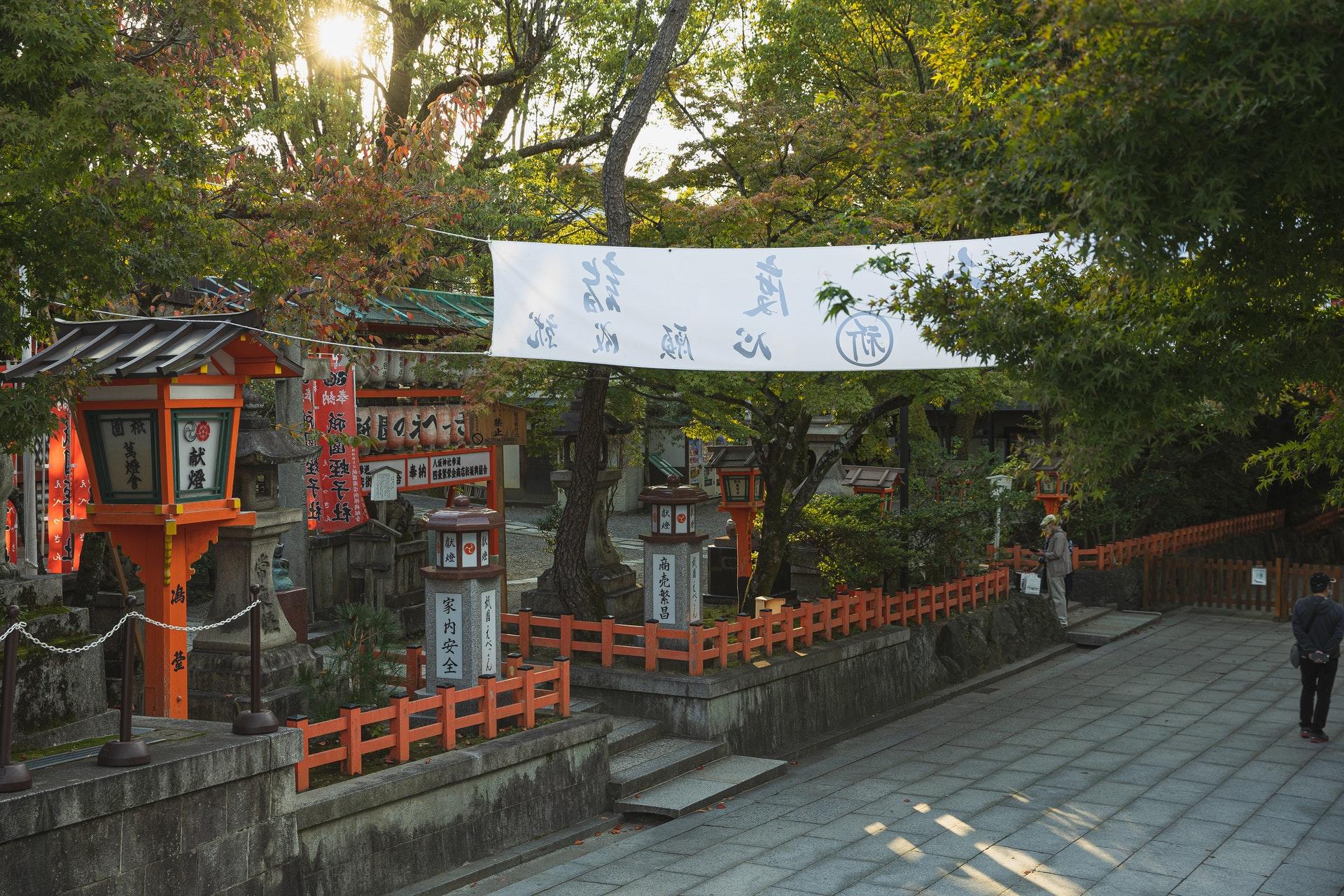 Japanse gebouwen in een bos
