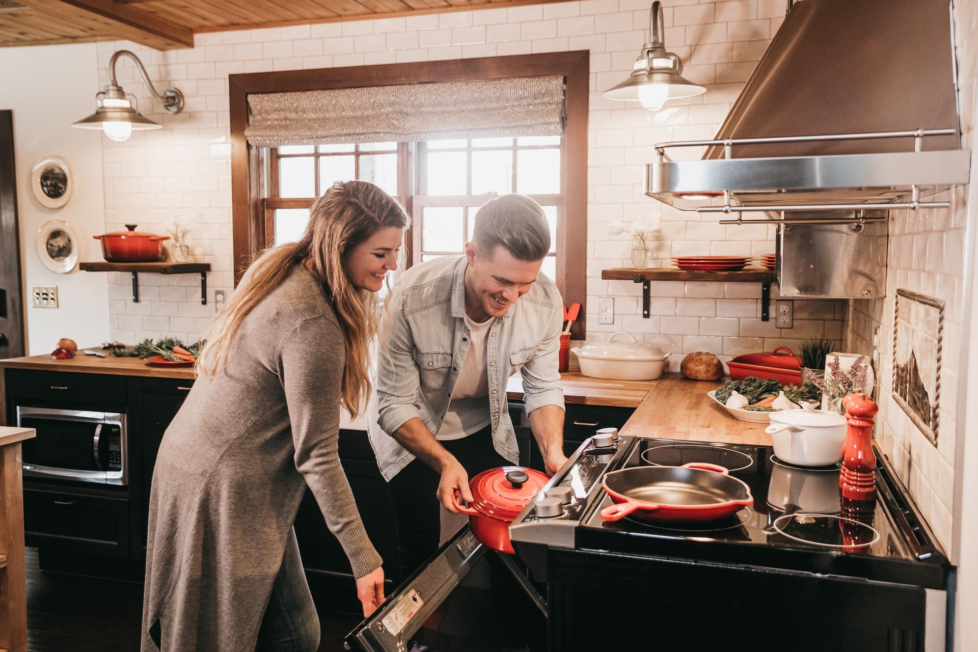 Vrouw leert man om te koken