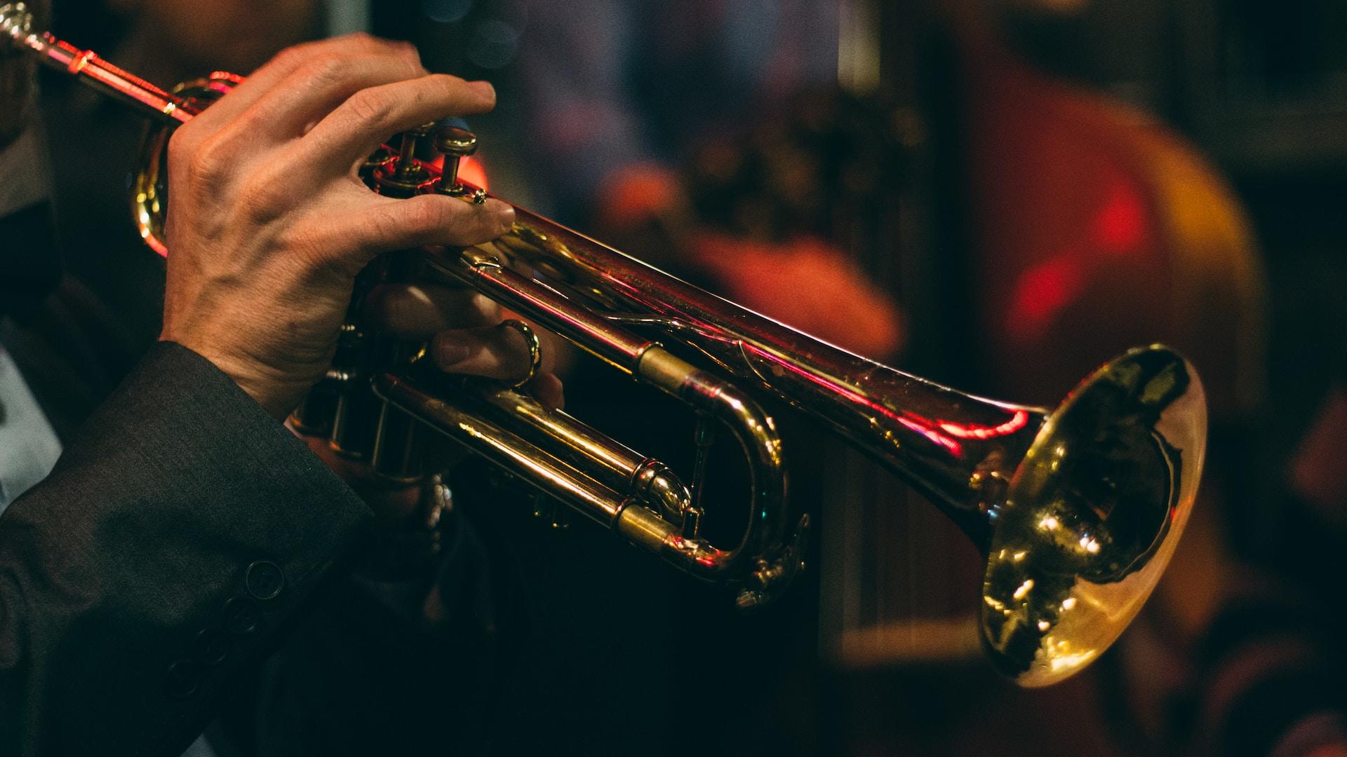 Man speelt trompet